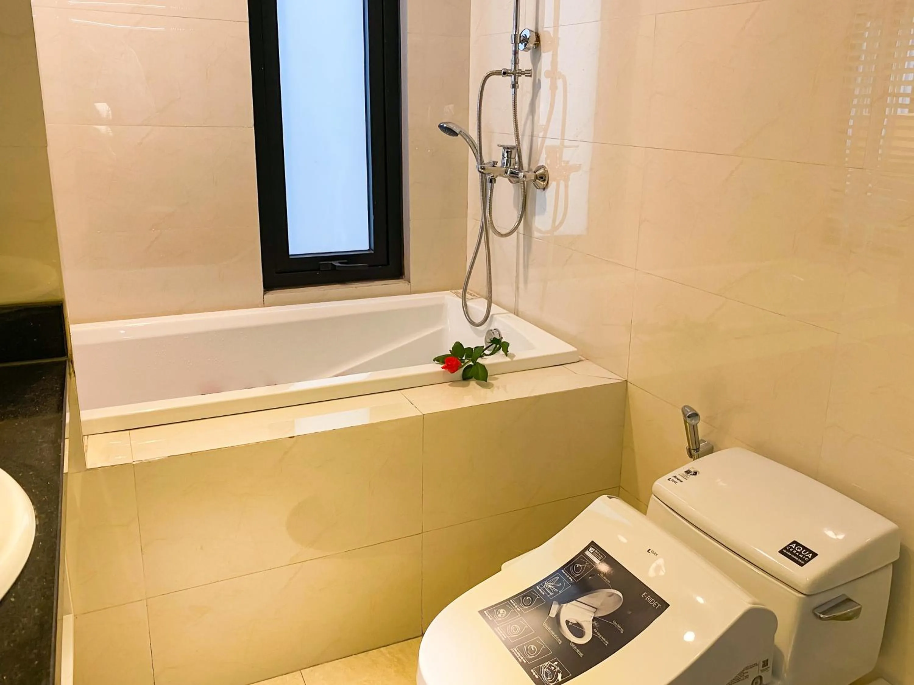 Bathroom in Ping Diamond Hotel Hanoi