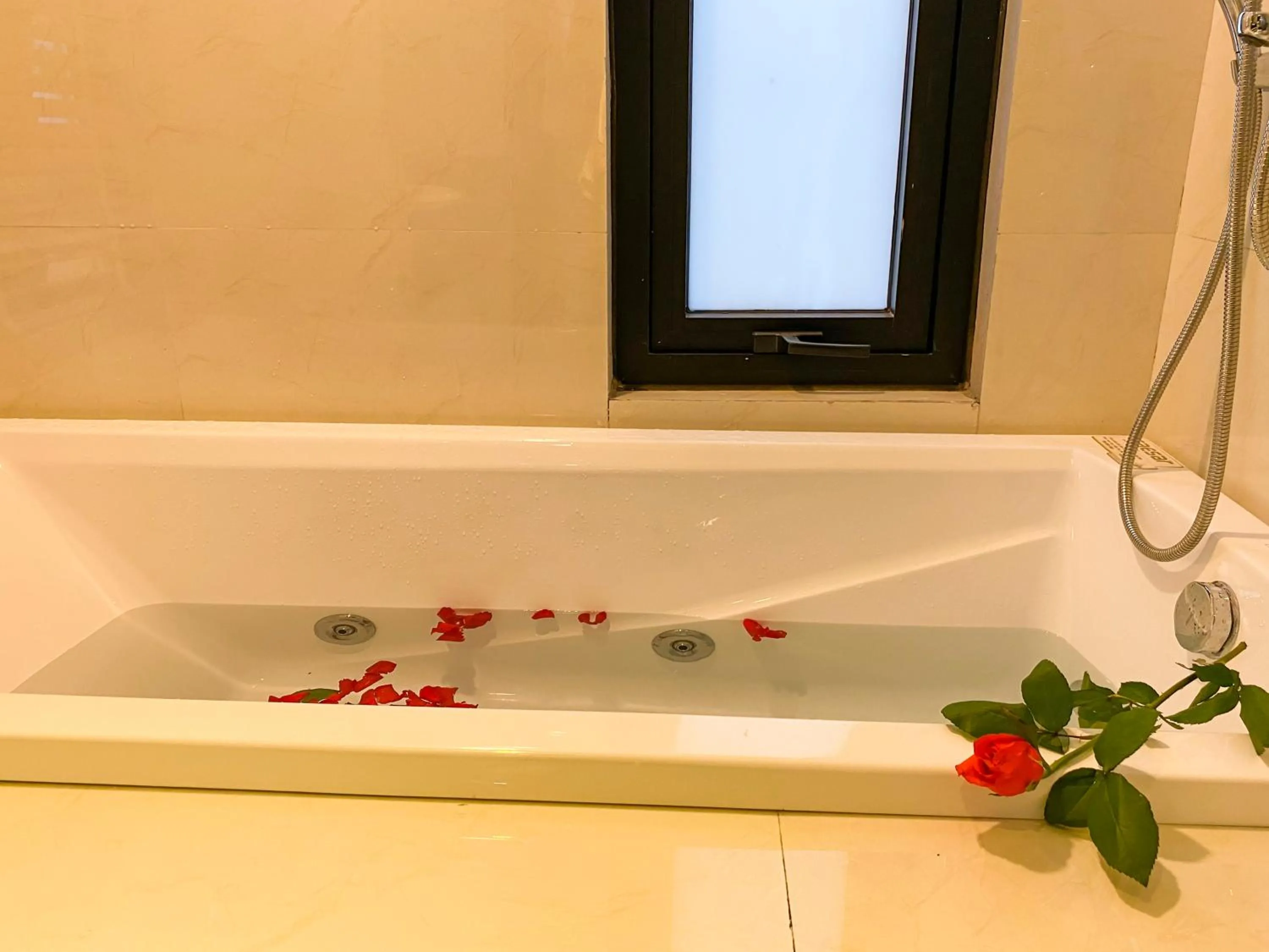 Bathroom in Ping Diamond Hotel Hanoi