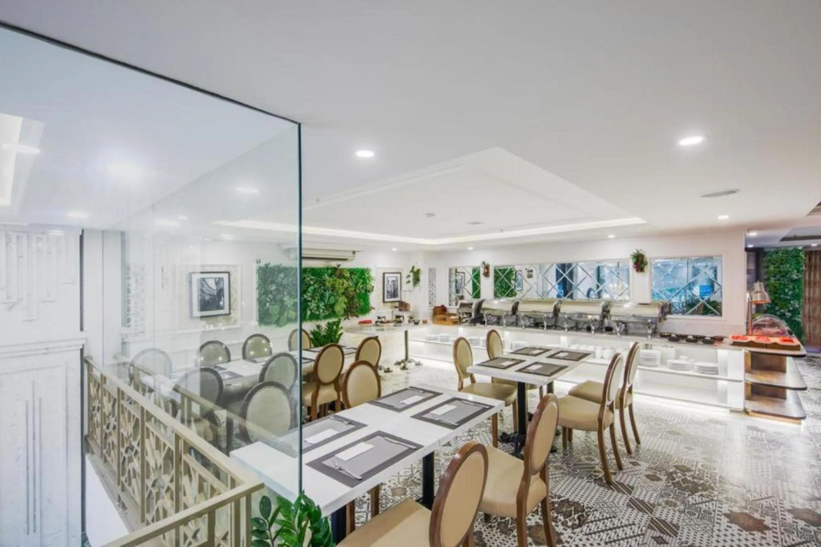 Restaurant/places to eat in Bella Merry Hotel and Apartment - 100M To The My Khe Beach