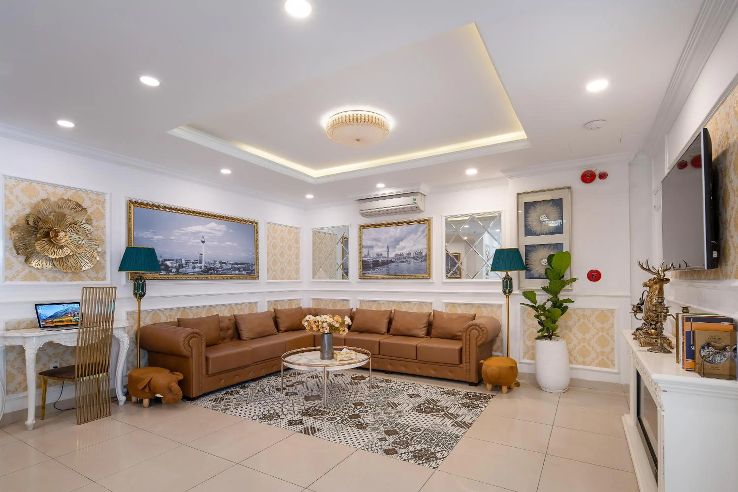 Lobby or reception in Bella Merry Hotel and Apartment - 100M To The My Khe Beach