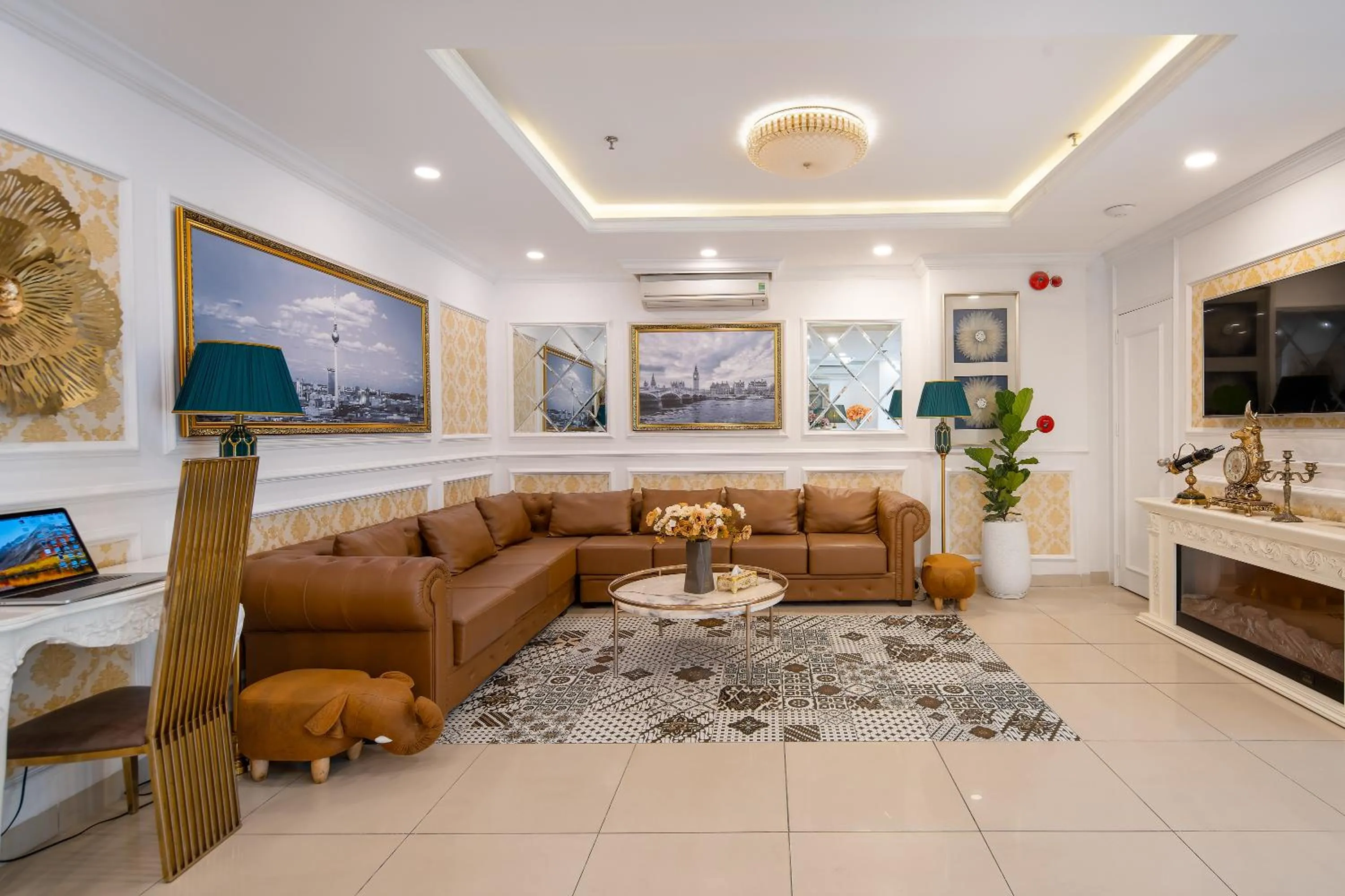 Communal lounge/ TV room in Bella Merry Hotel and Apartment - 100M To The My Khe Beach