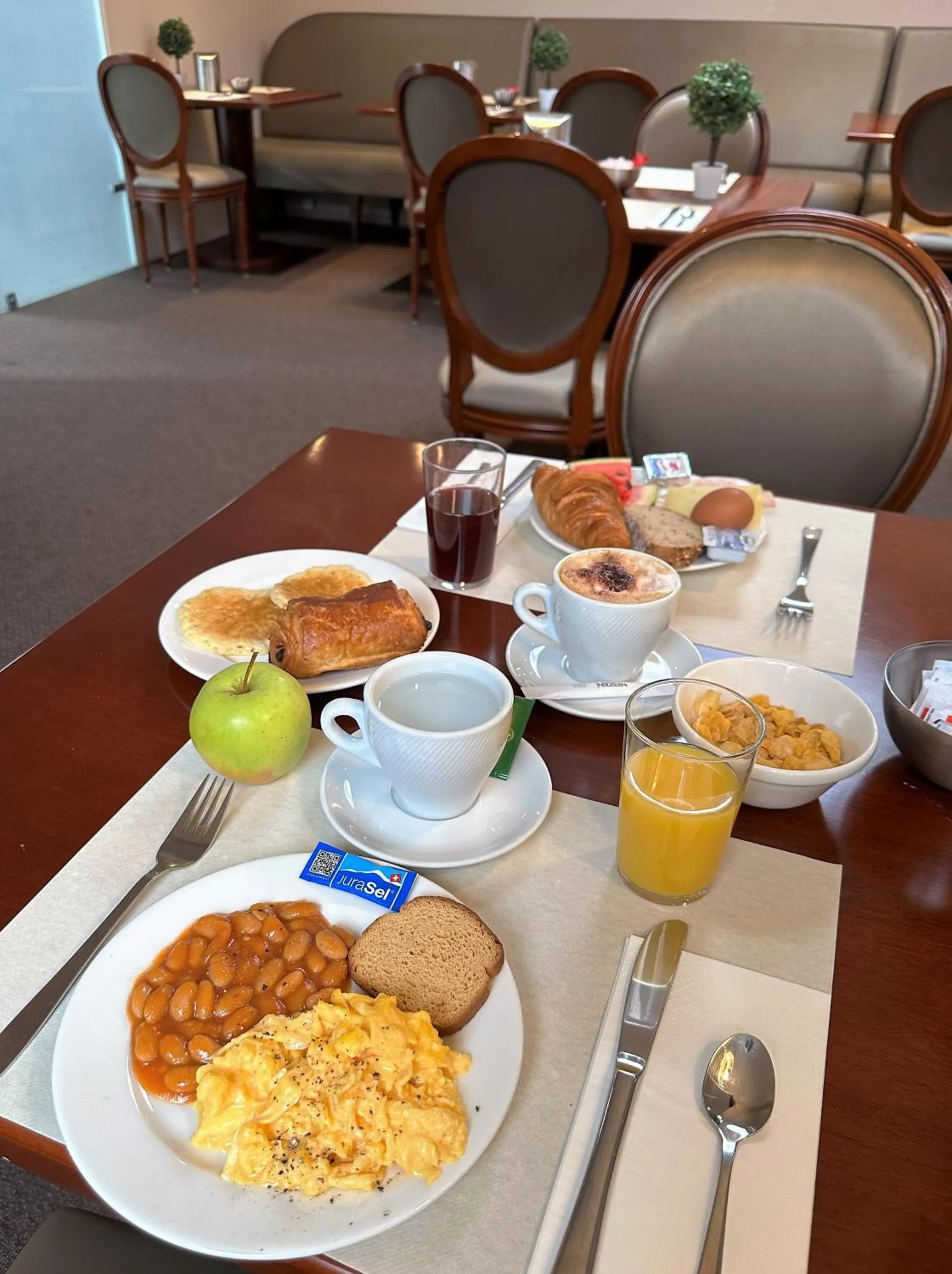 Breakfast in Drake Longchamp