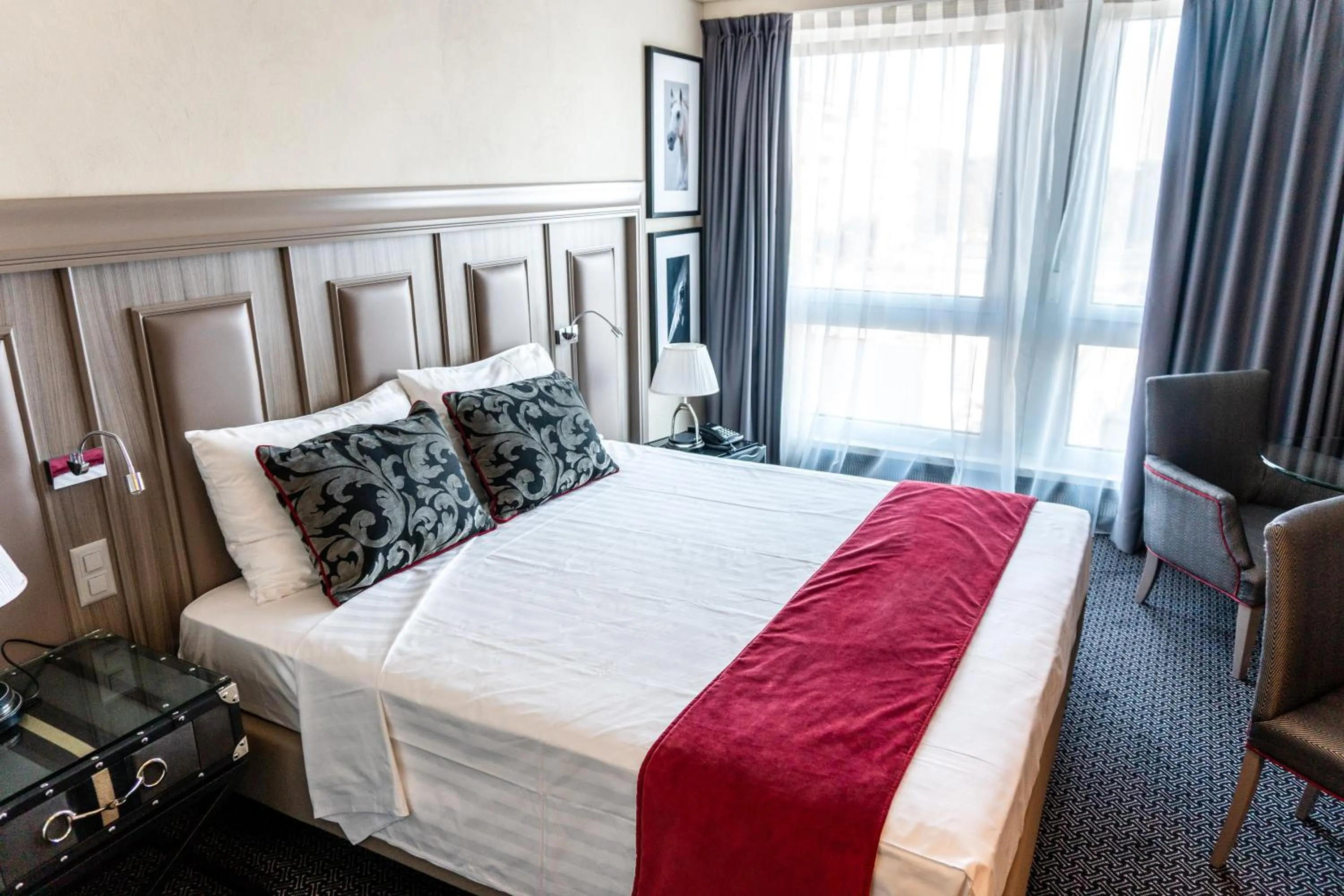 Bedroom, Bed in Drake Longchamp