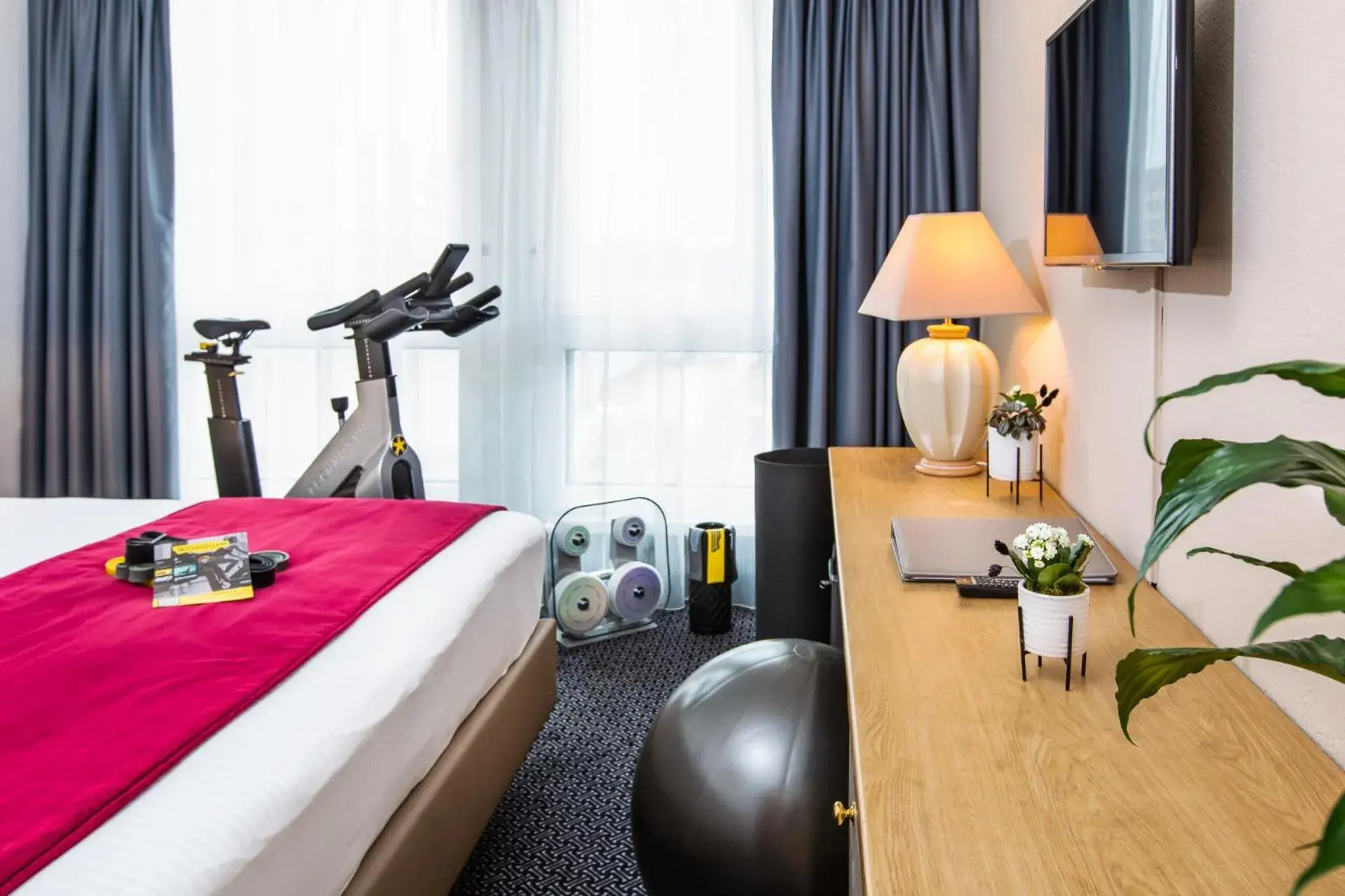 Fitness centre/facilities, Bed in Drake Longchamp Fitness centre/facilities, Bed in Drake Longchamp