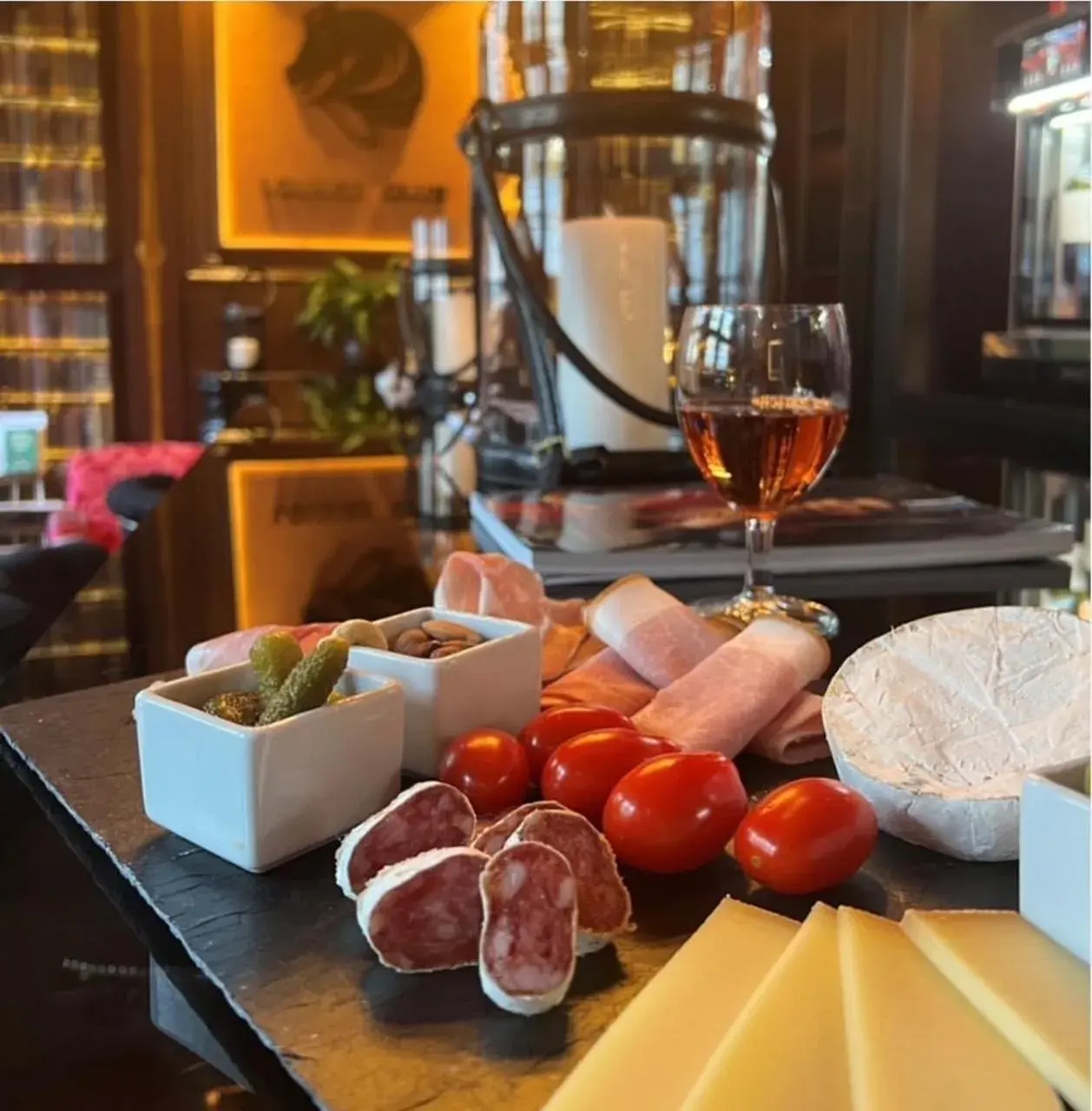 Restaurant/places to eat in Drake Longchamp Restaurant/places to eat in Drake Longchamp