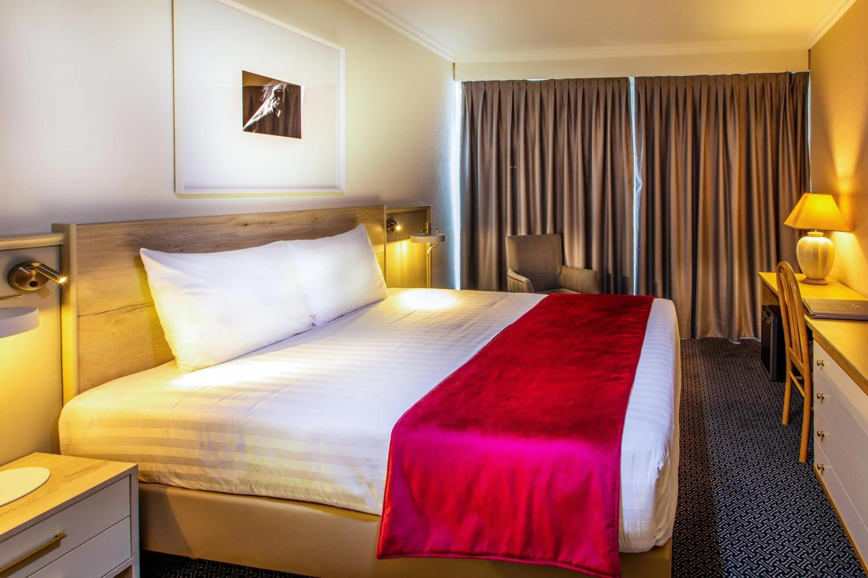 Bedroom, Bed in Drake Longchamp