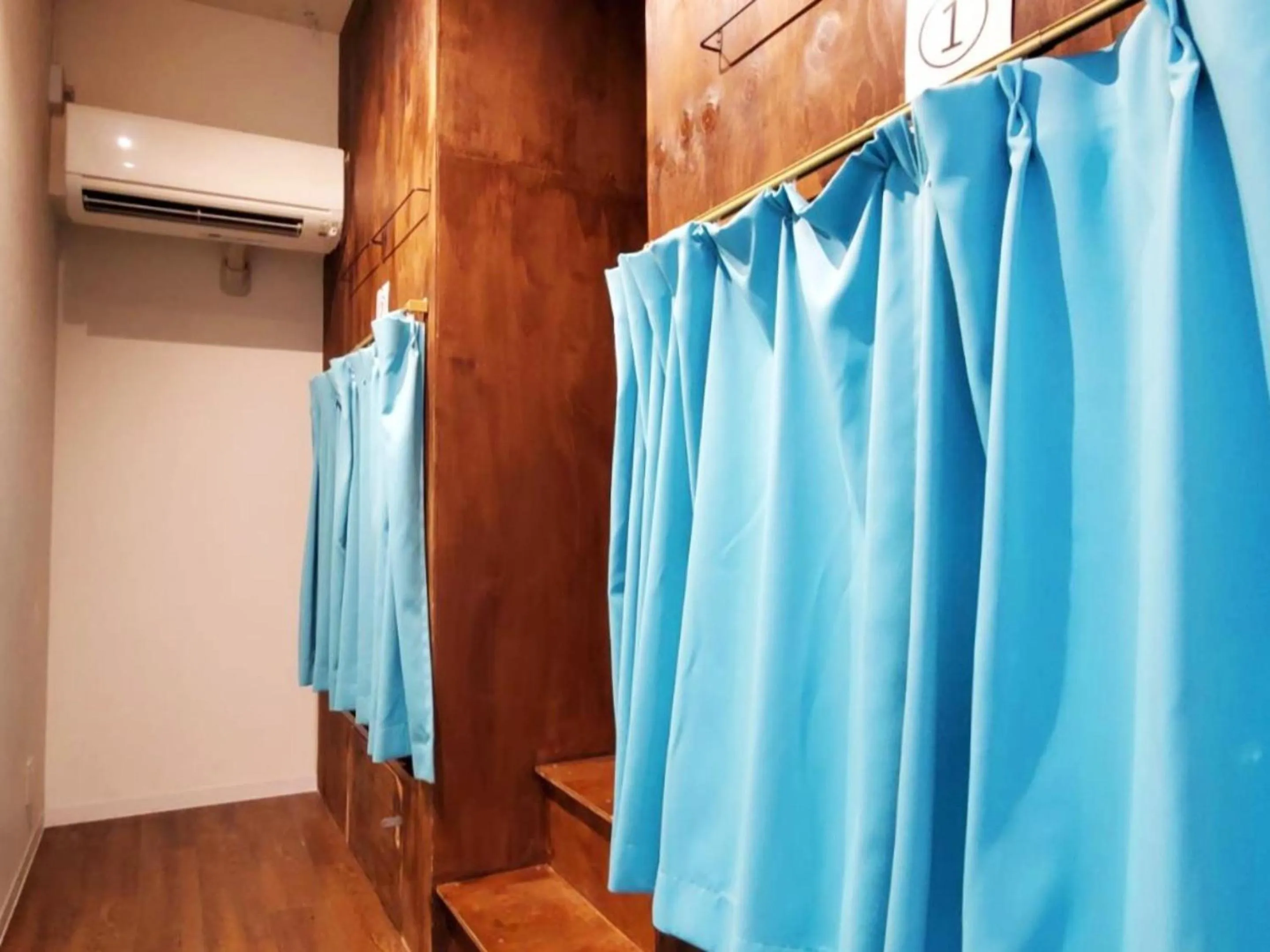 Photo of the whole room in ゲストハウス EZO Run Sapporo 札幌中心部でシンプルな滞在ができるホステル