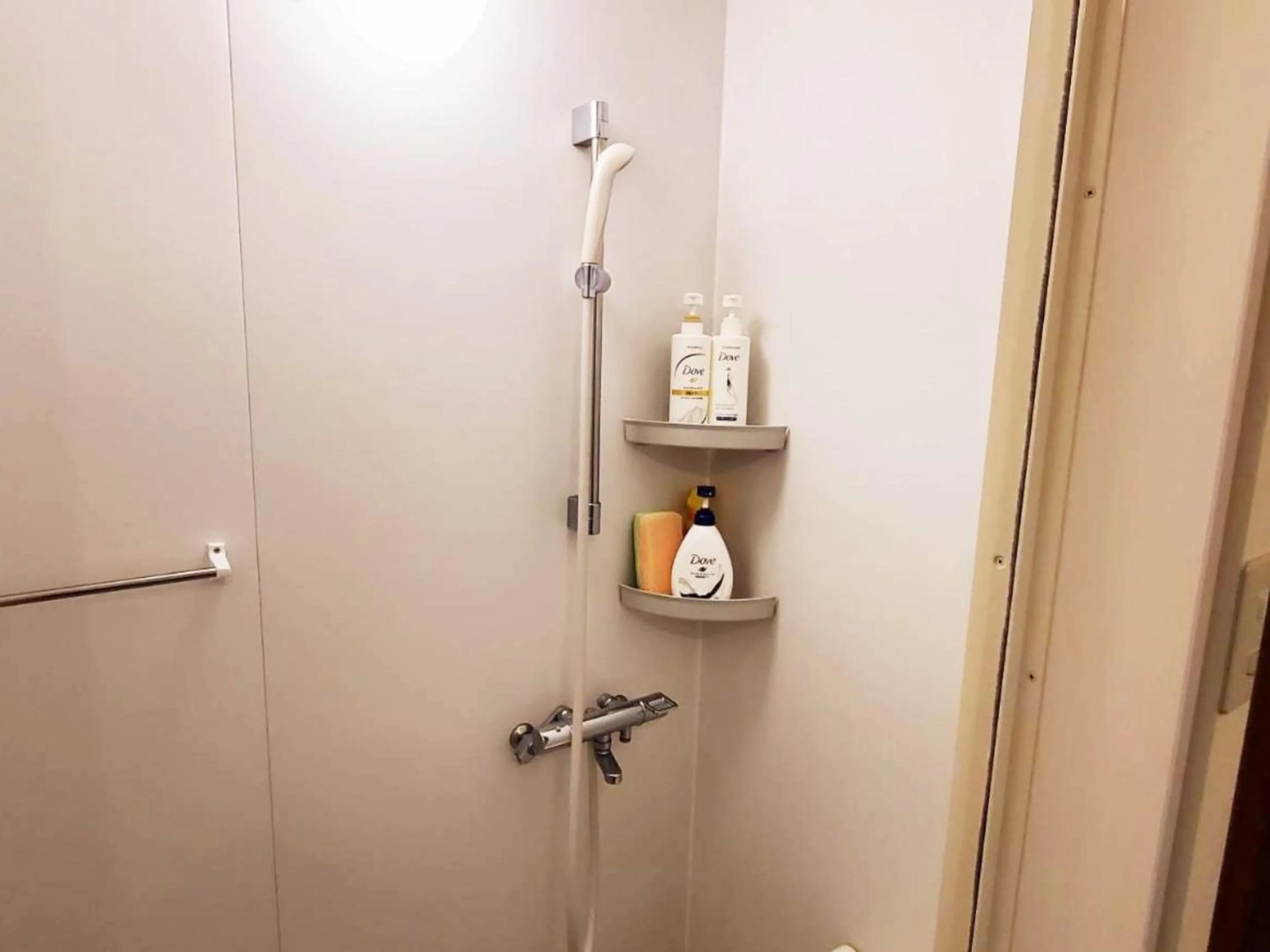 Shower in ゲストハウス EZO Run Sapporo 札幌中心部でシンプルな滞在ができるホステル