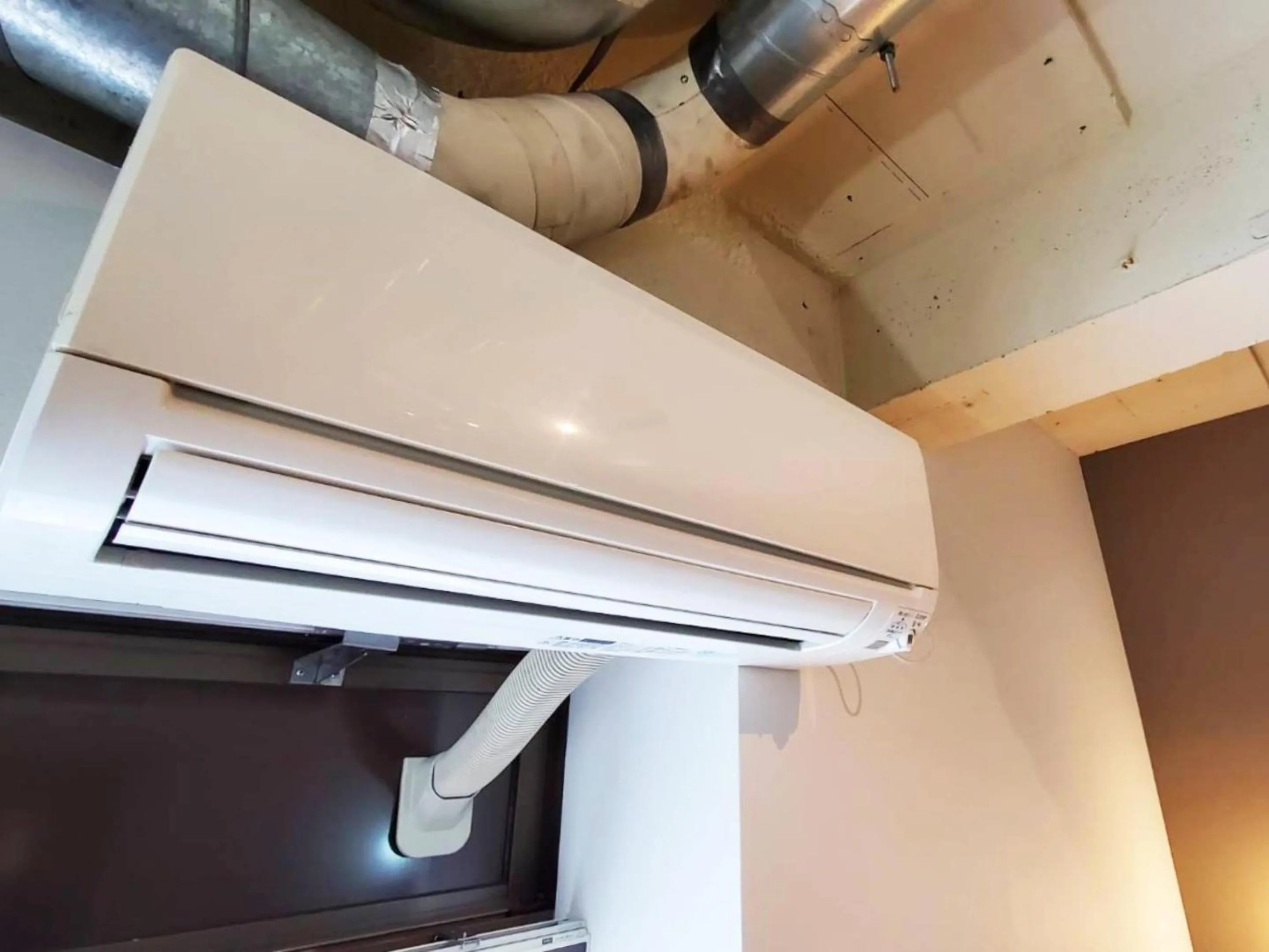 air conditioner in ゲストハウス EZO Run Sapporo 札幌中心部でシンプルな滞在ができるホステル