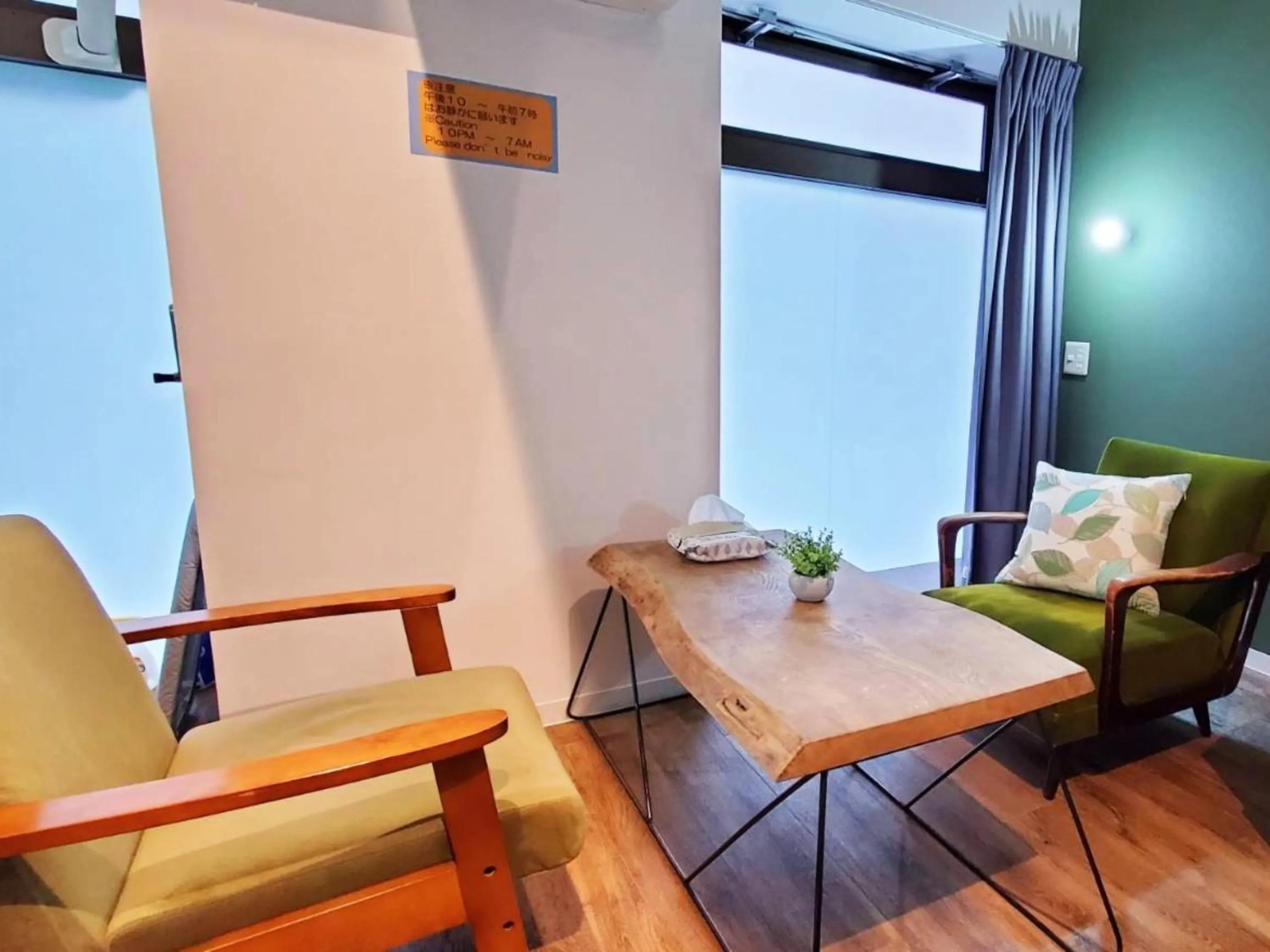 Communal lounge/ TV room in ゲストハウス EZO Run Sapporo 札幌中心部でシンプルな滞在ができるホステル