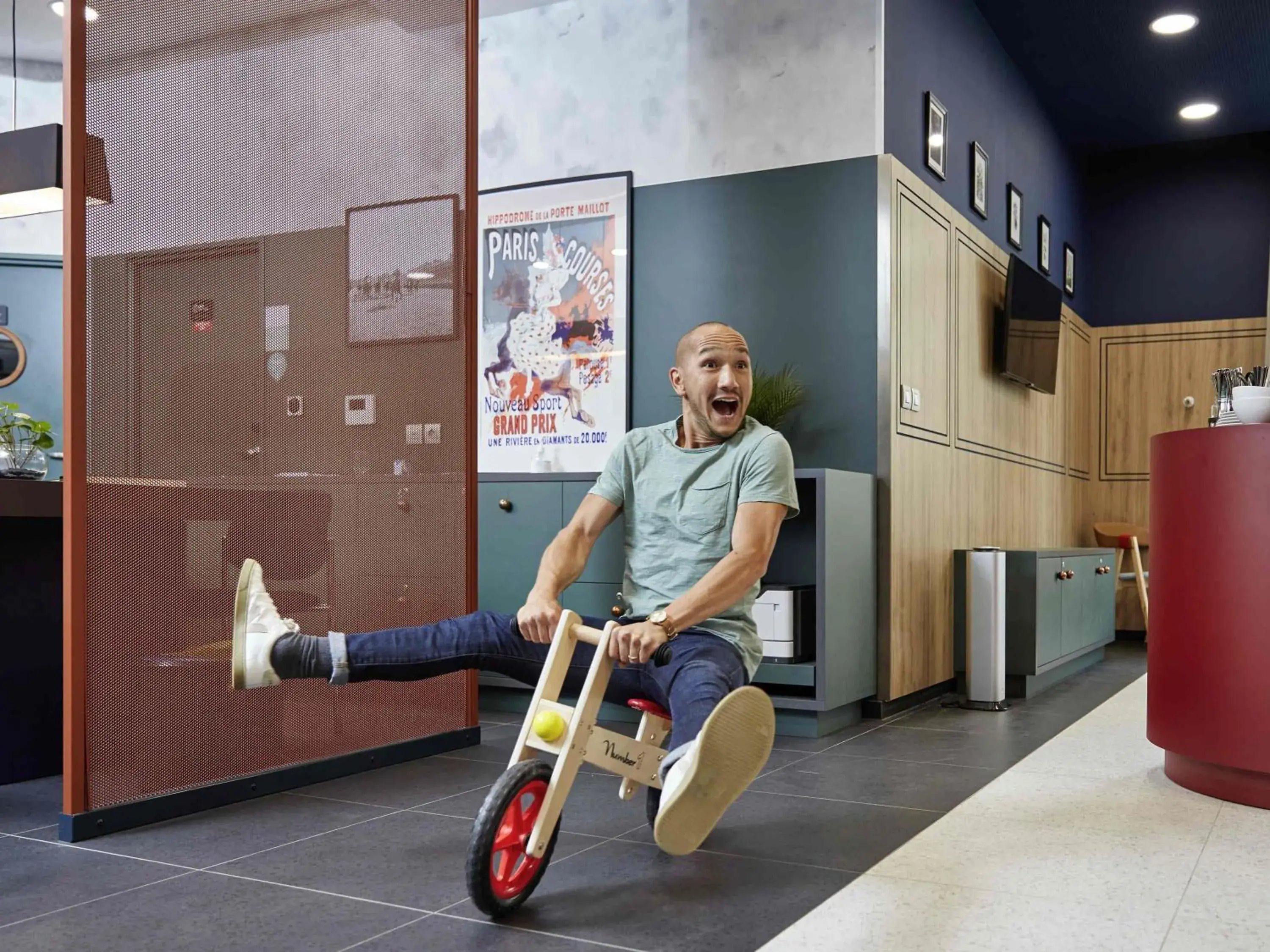 Property building in Aparthotel Adagio Paris Suresnes Longchamp Property building in Aparthotel Adagio Paris Suresnes Longchamp