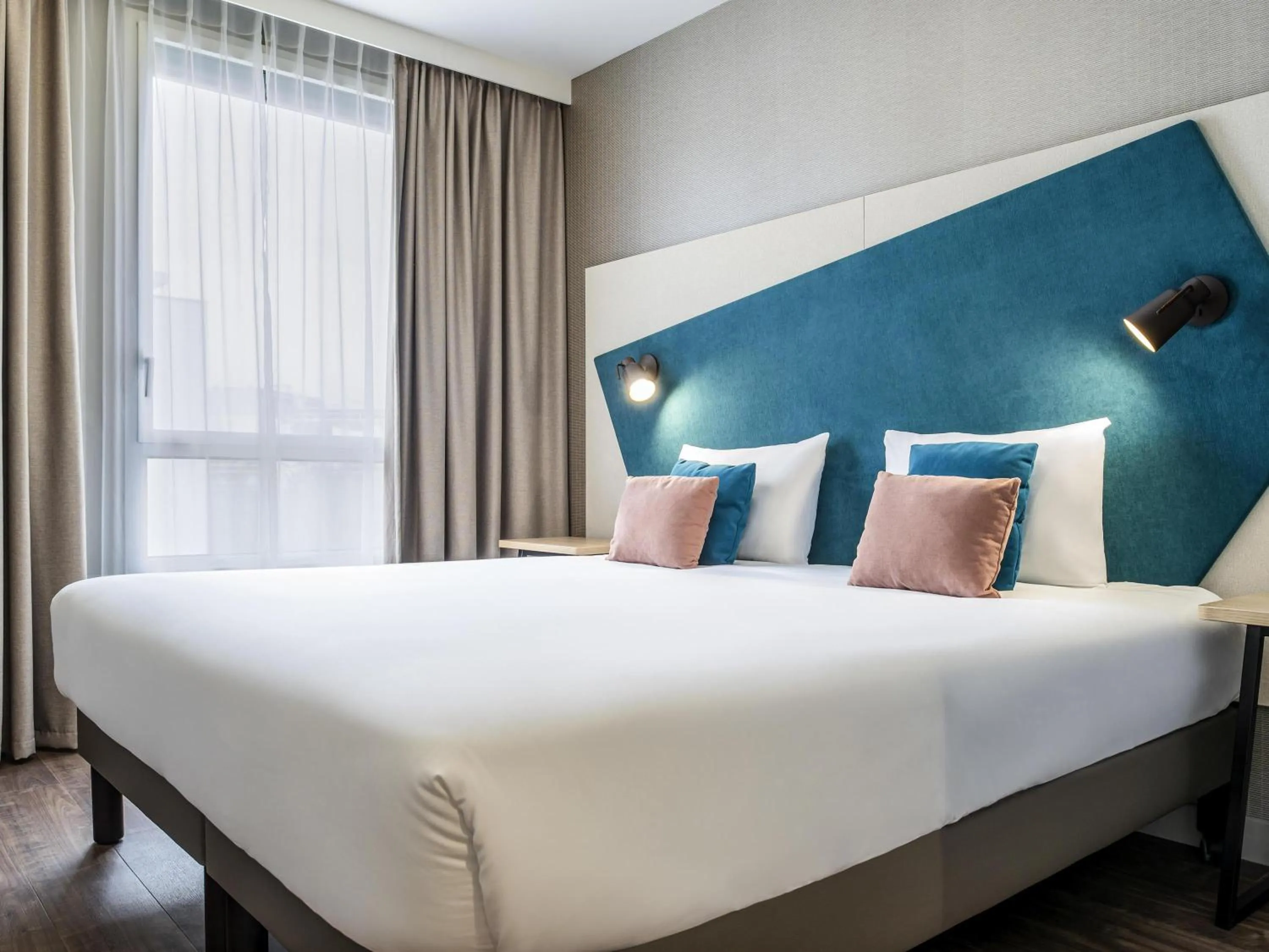 Bedroom, Bed in Aparthotel Adagio Paris Suresnes Longchamp