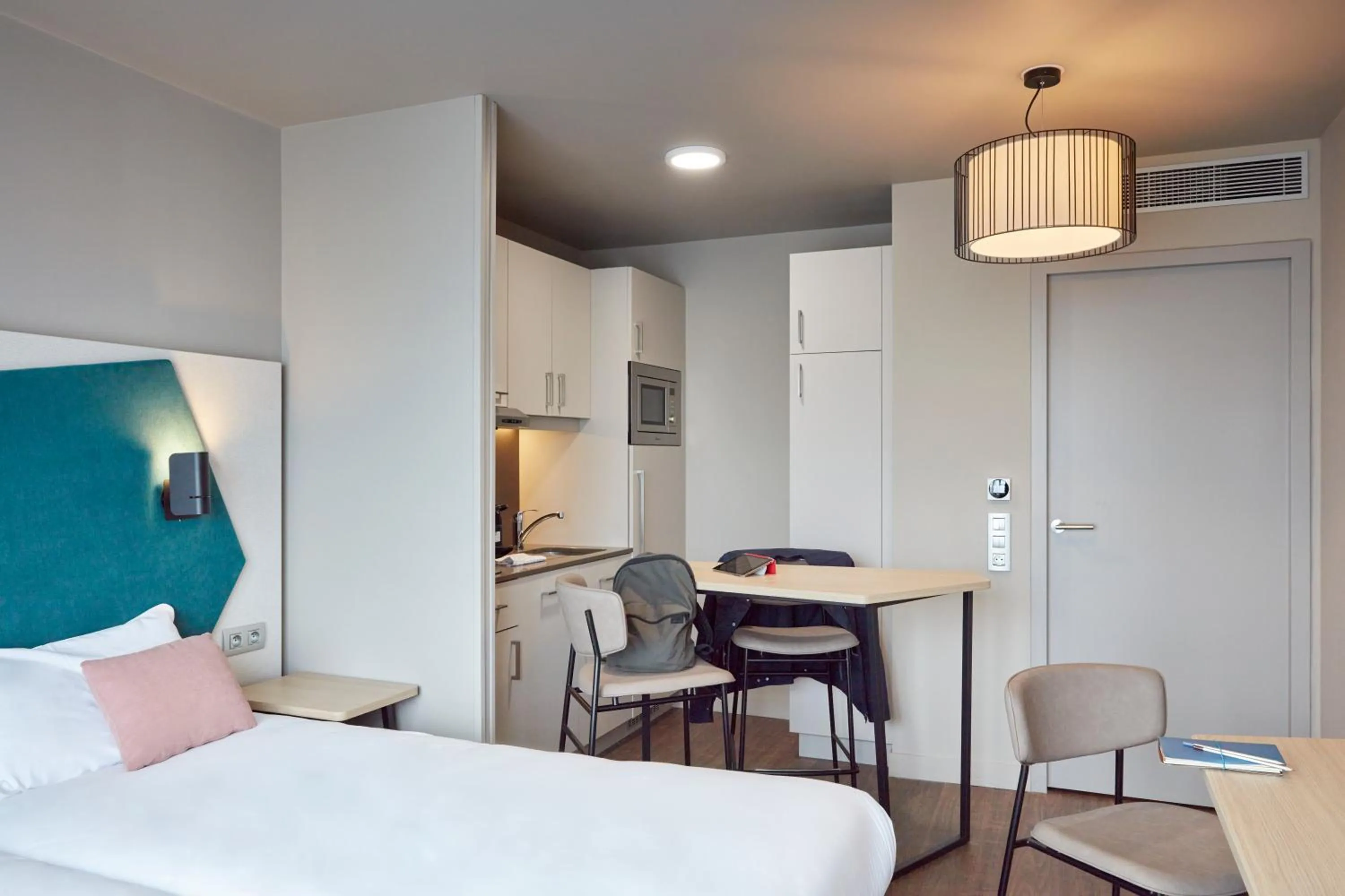 Kitchen or kitchenette, Bed in Aparthotel Adagio Paris Suresnes Longchamp