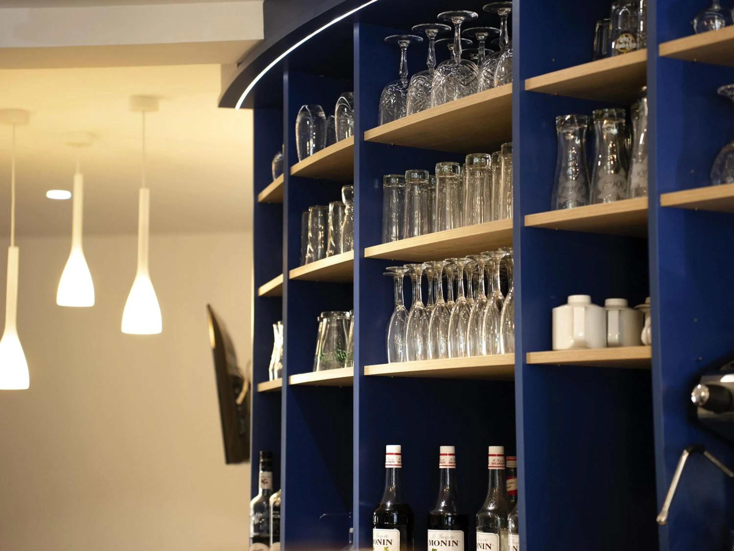 Lounge or bar in ibis Styles Fougeres