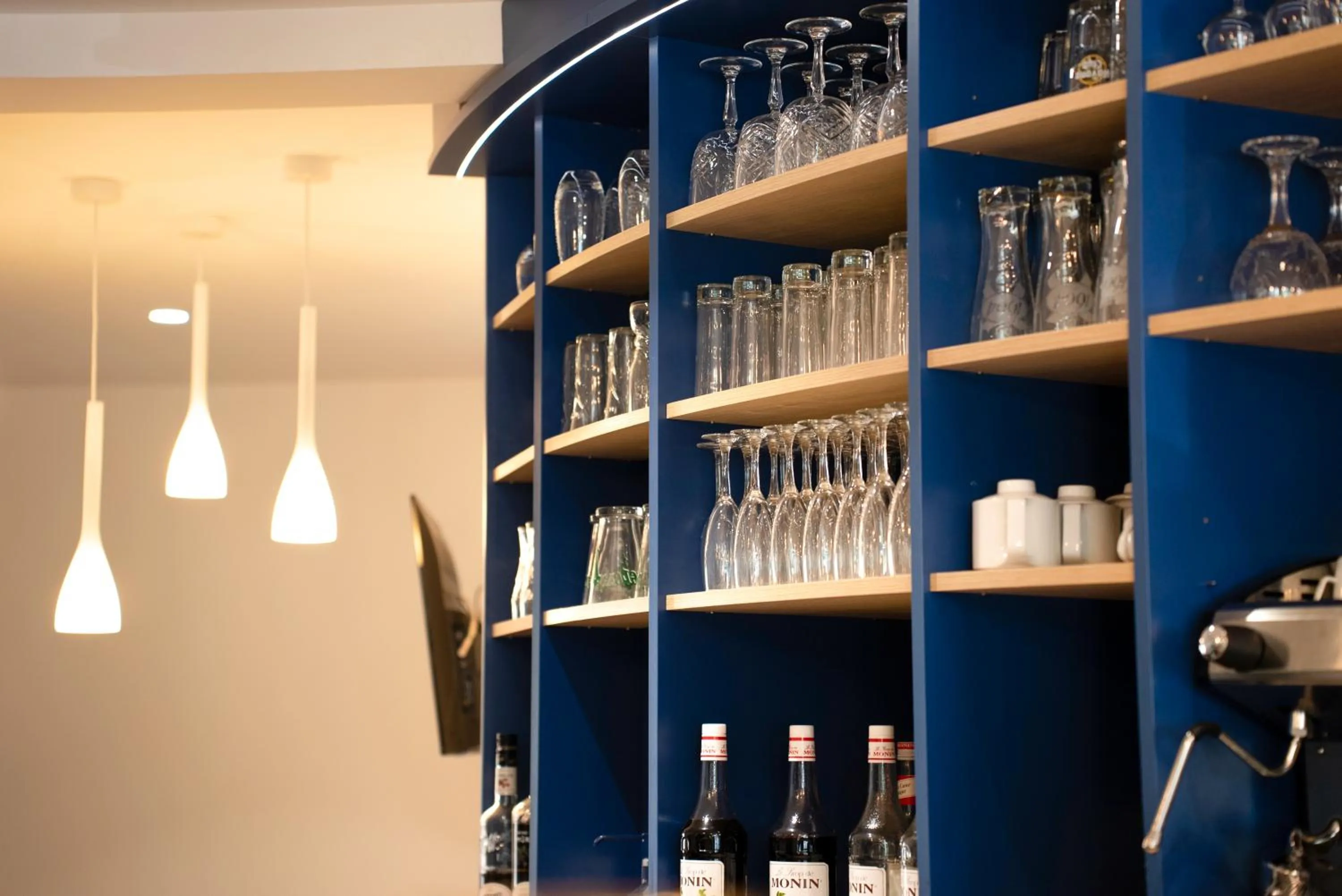 Lounge or bar in ibis Styles Fougeres