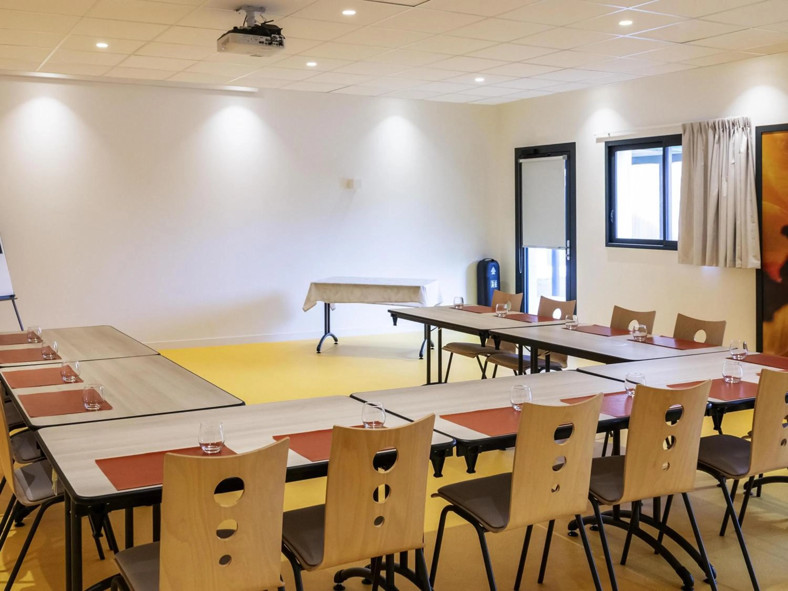 Meeting/conference room in ibis Styles Fougeres