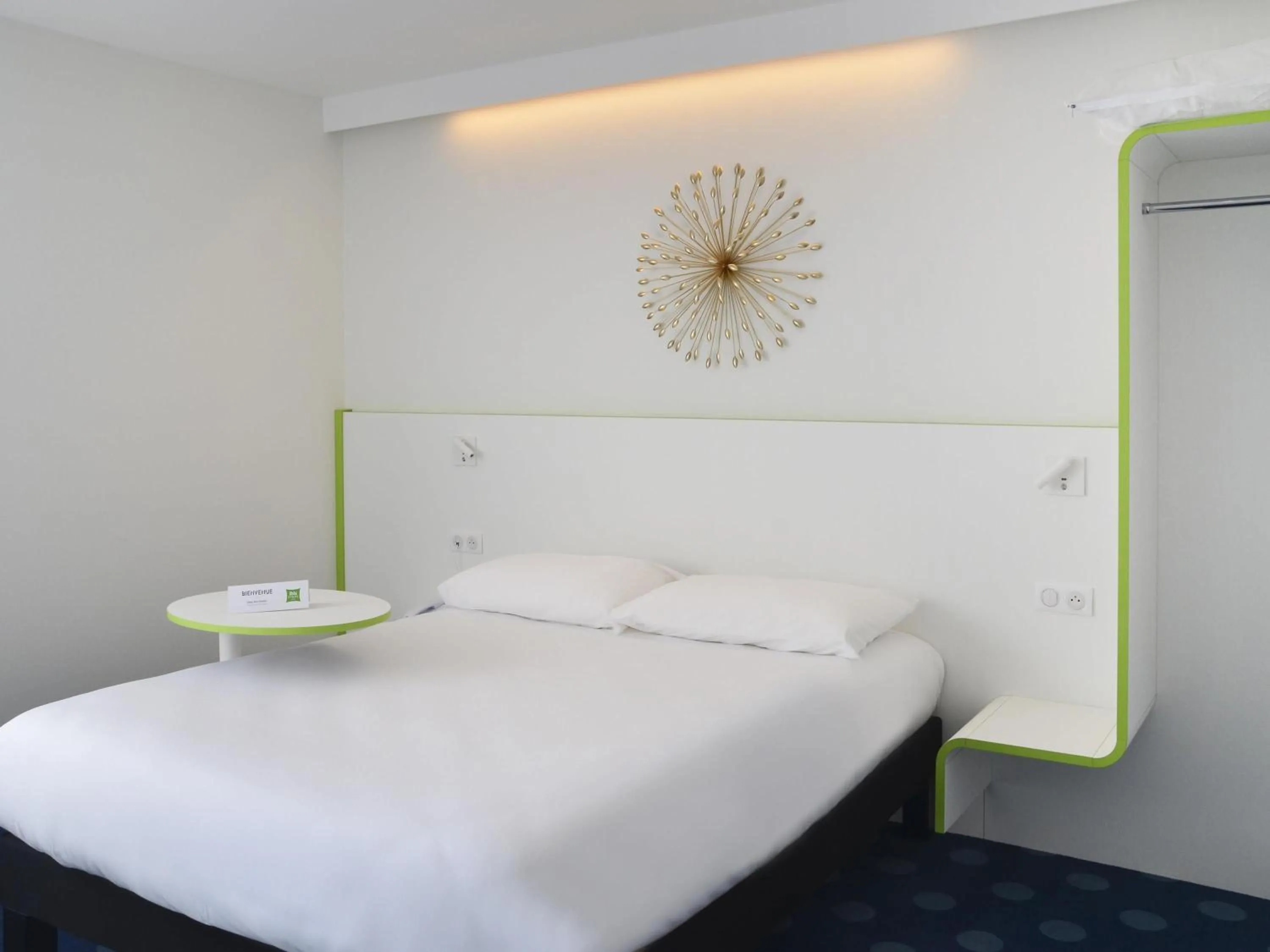 Bedroom, Bed in ibis Styles Fougeres