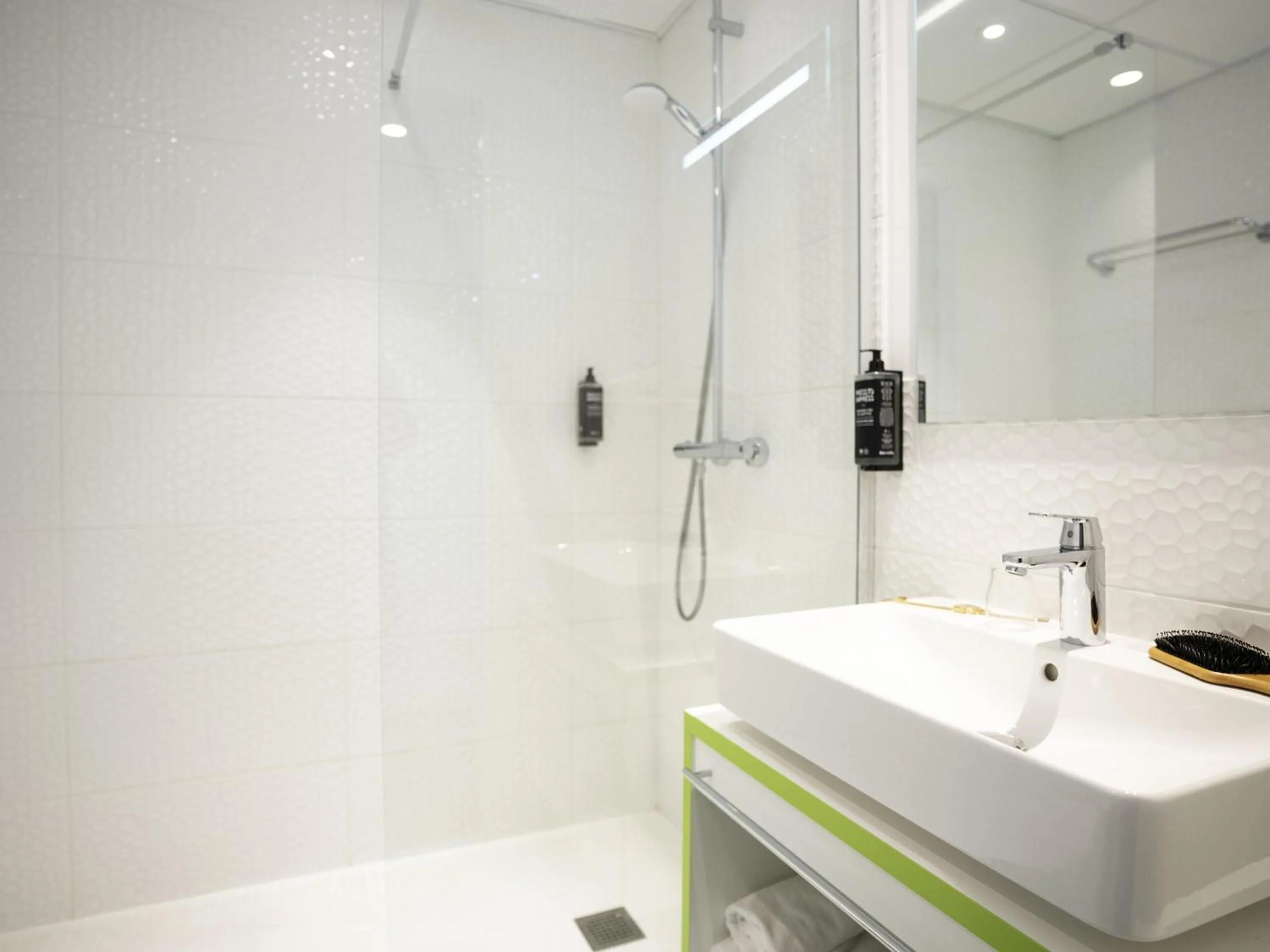 Bedroom in ibis Styles Fougeres