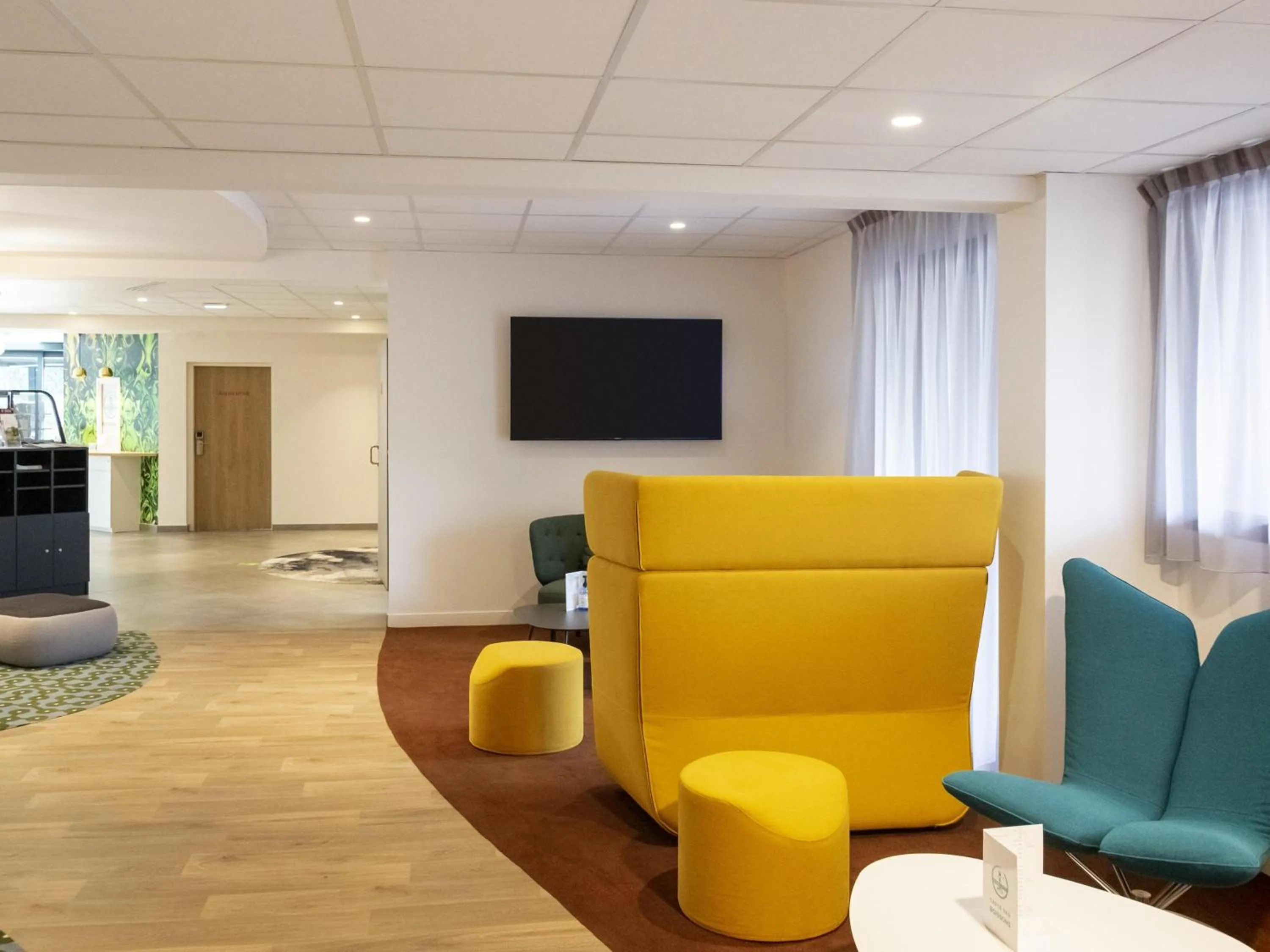 Lounge or bar in ibis Styles Fougeres