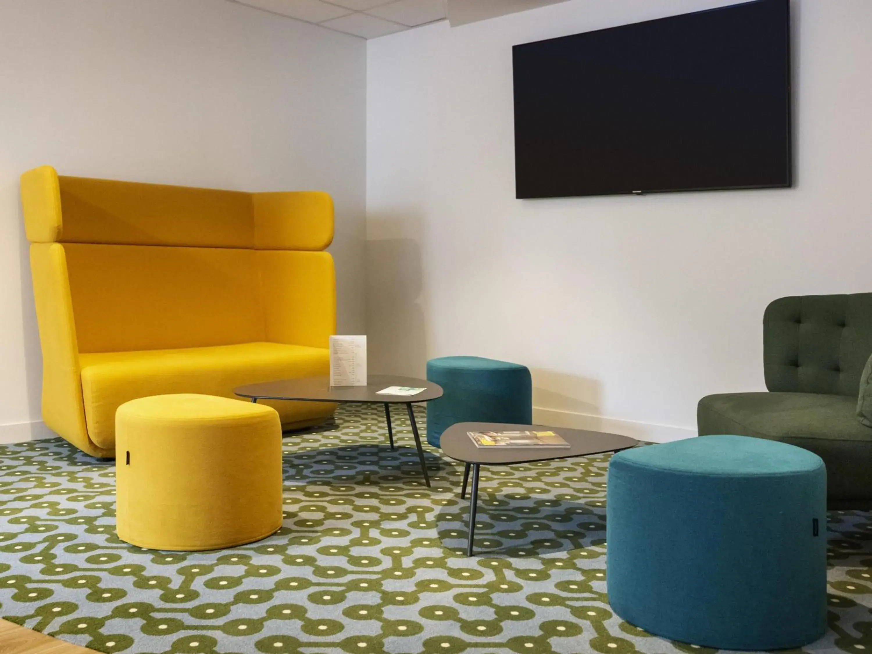 Lounge or bar in ibis Styles Fougeres Lounge or bar in ibis Styles Fougeres