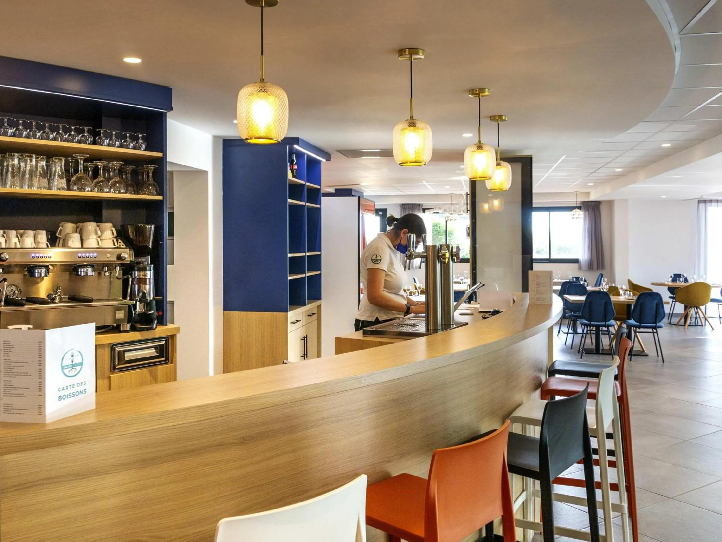 Lounge or bar in ibis Styles Fougeres