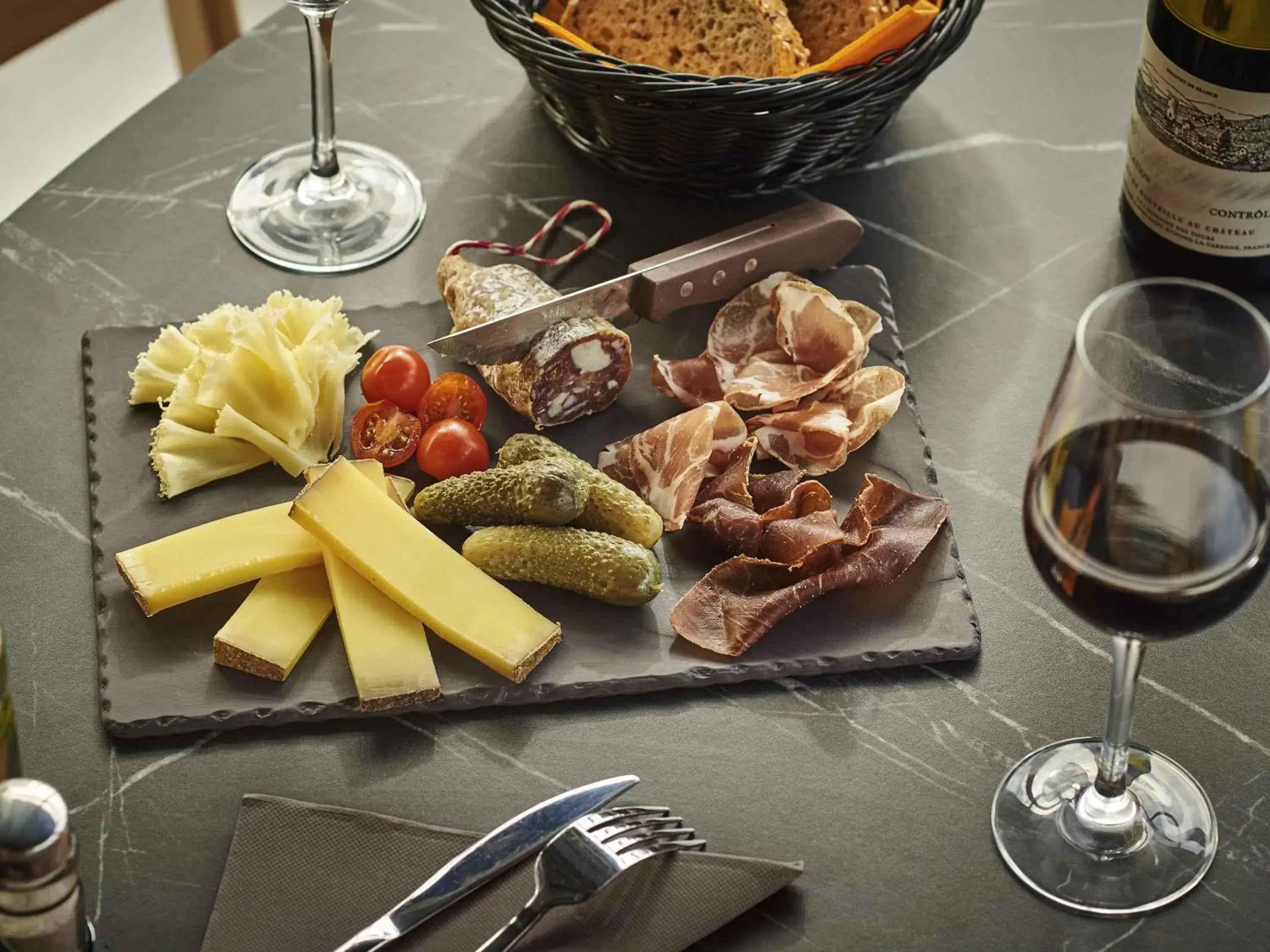 Lounge or bar in ibis Bethune Centre Gare Lounge or bar in ibis Bethune Centre Gare