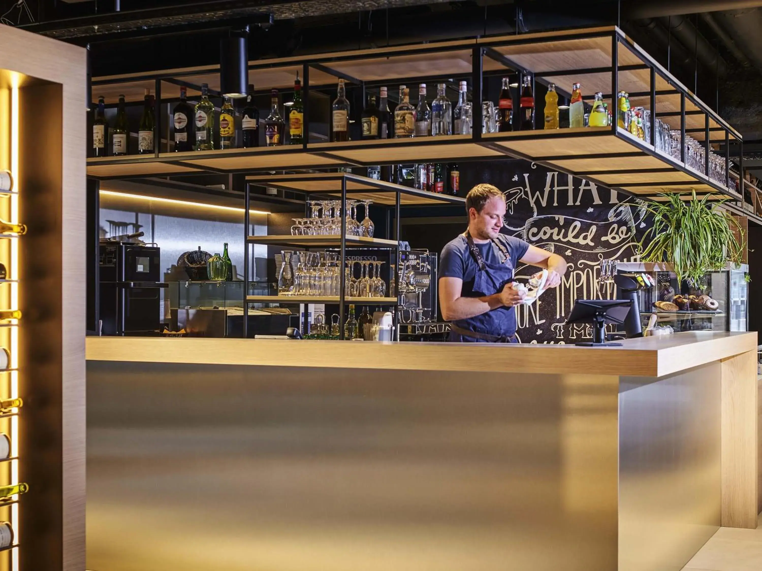 Lounge or bar in ibis Bethune Centre Gare Lounge or bar in ibis Bethune Centre Gare