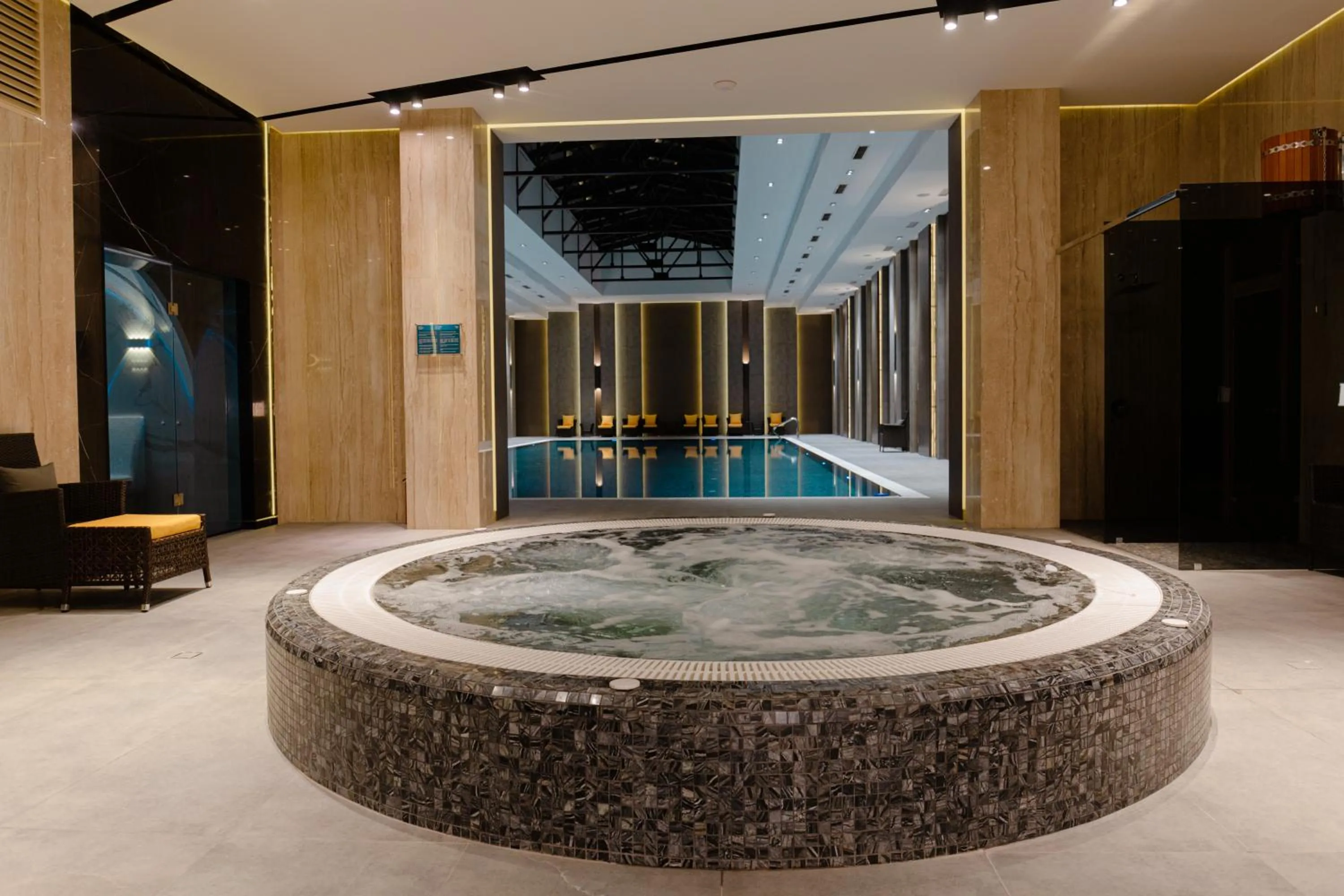 Hot Tub in Frankfort Hotel and Spa
