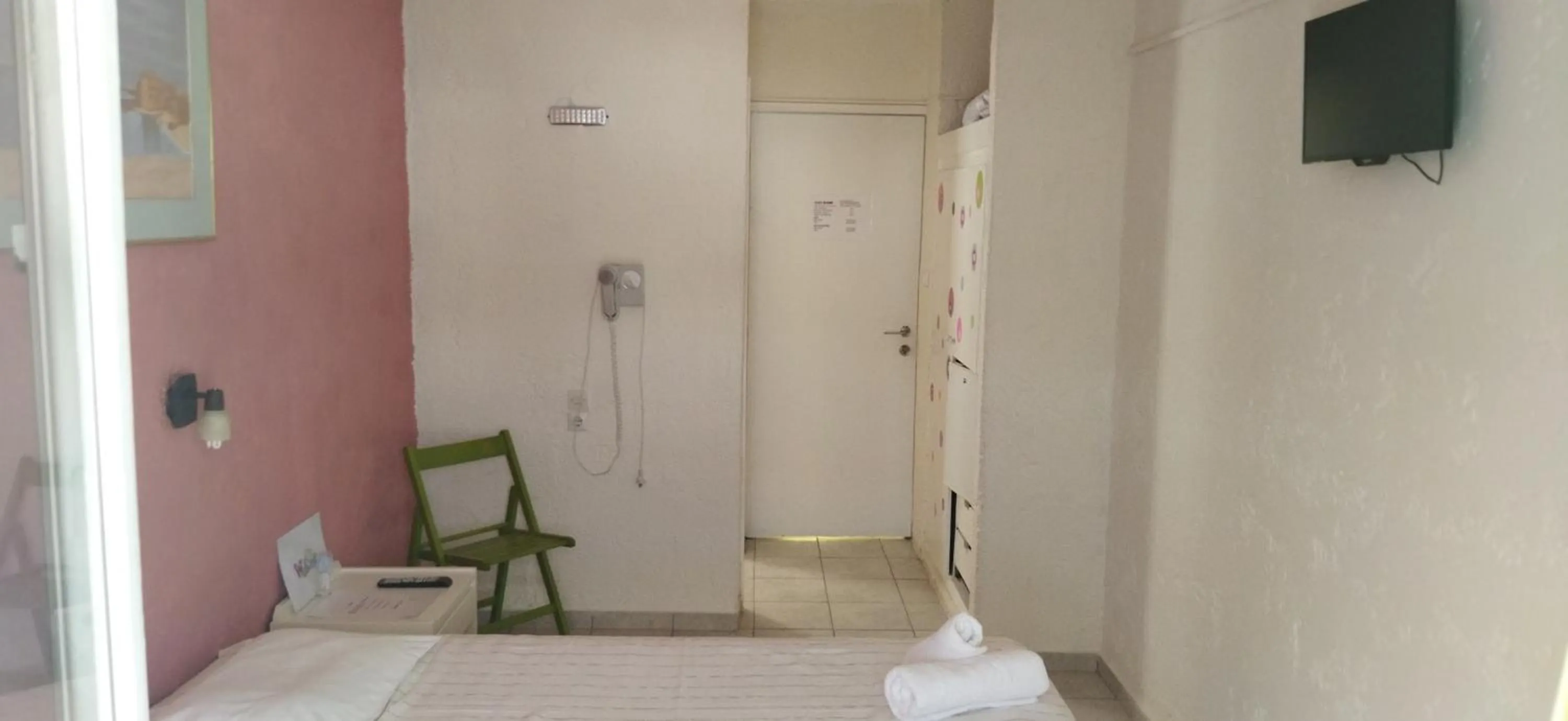 Cleo Rooms 250m from the beach