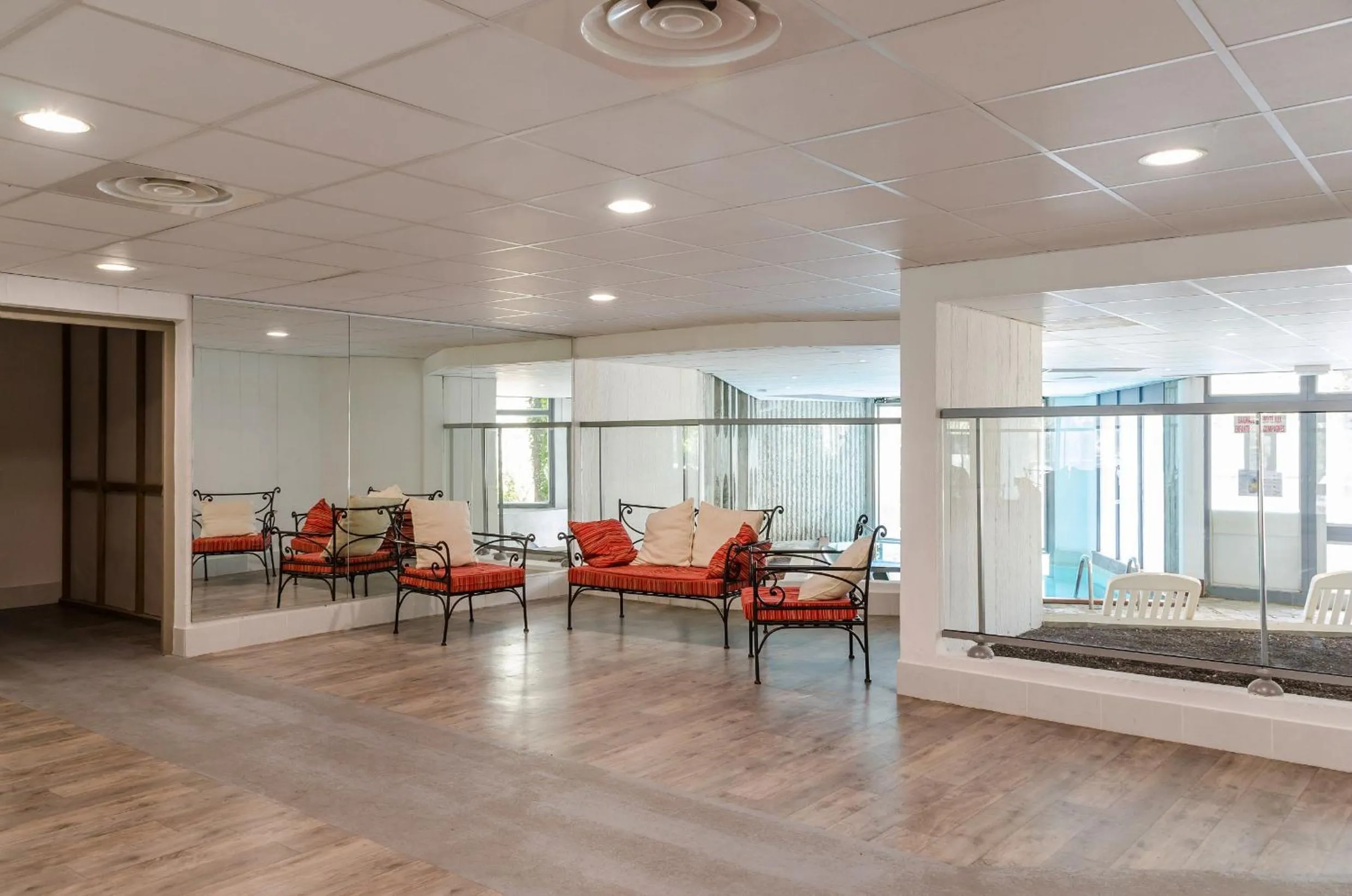 Lounge or bar in SOWELL HOTELS Ardèche