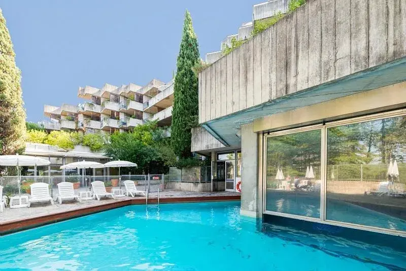 Swimming pool in SOWELL HOTELS Ardèche Swimming pool in SOWELL HOTELS Ardèche