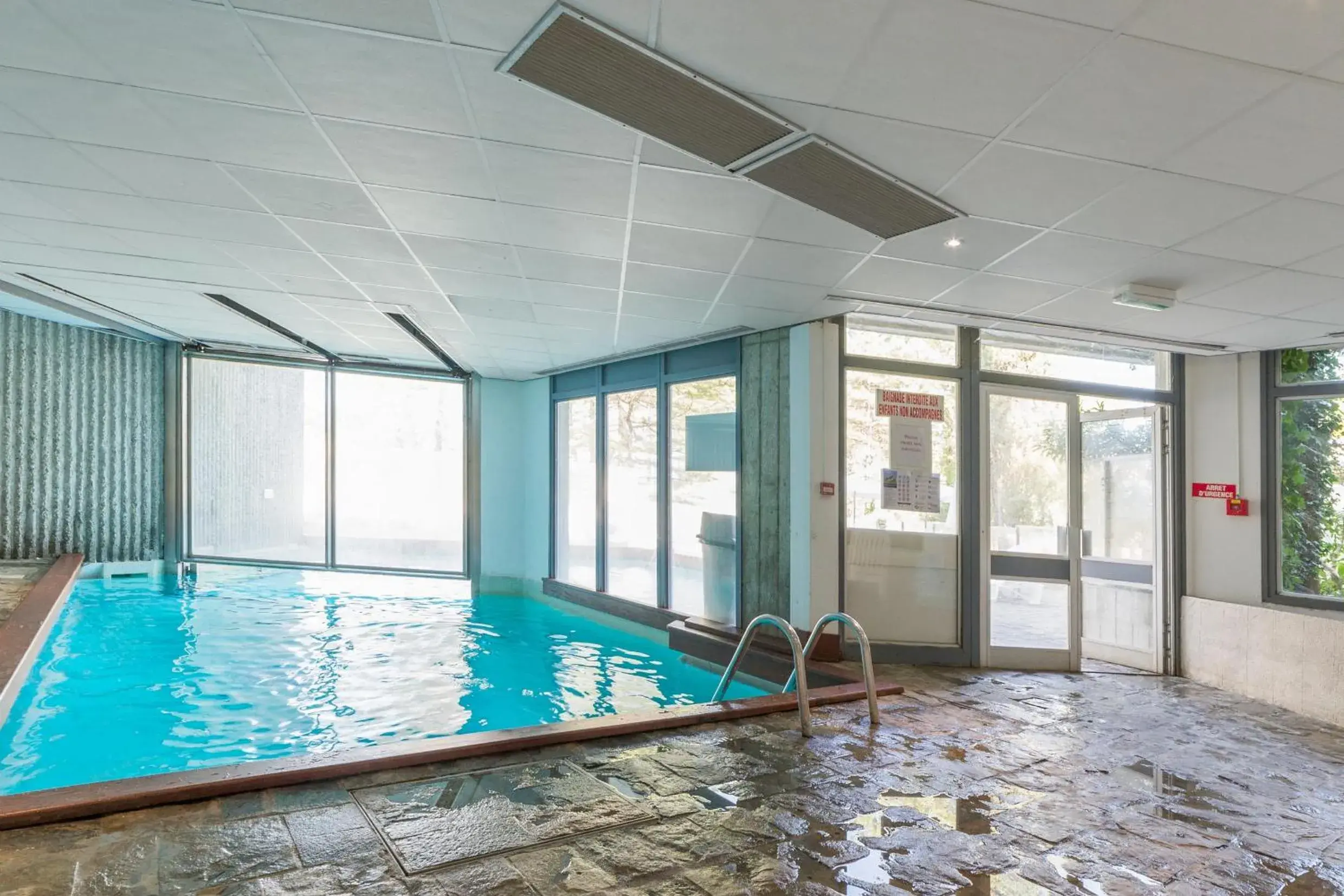 Swimming pool in SOWELL HOTELS Ardèche Swimming pool in SOWELL HOTELS Ardèche