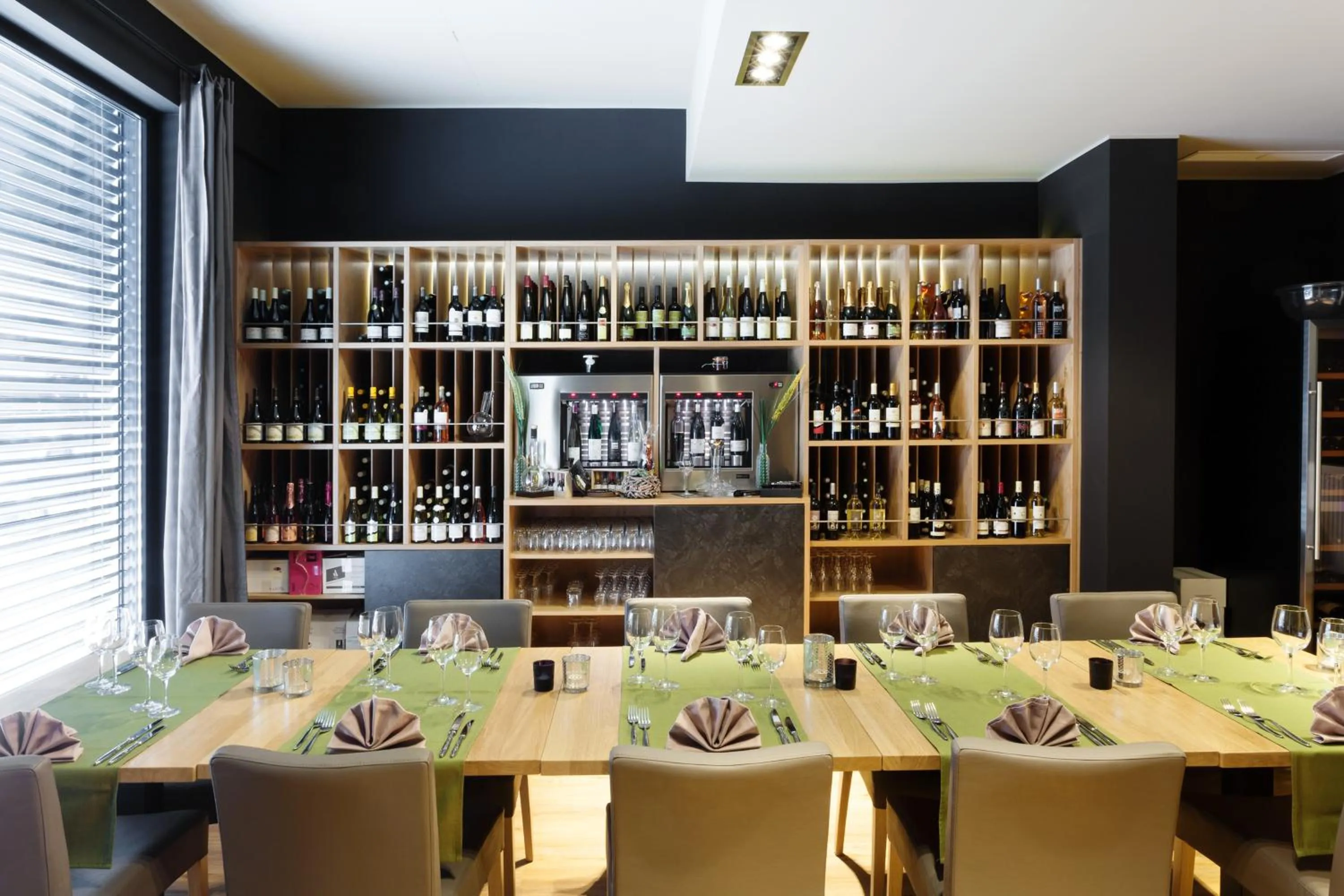 Restaurant/places to eat in Hotel Martha