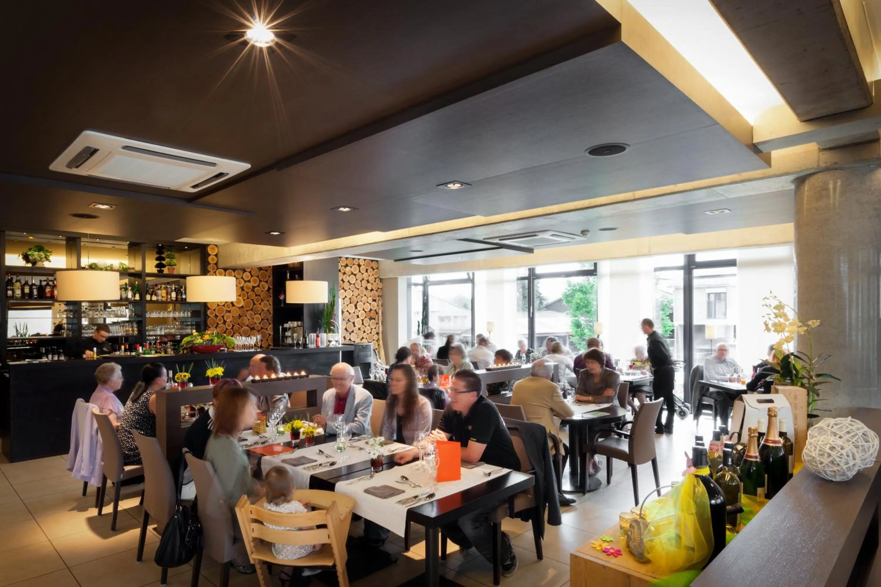 Restaurant/places to eat in Hotel Martha