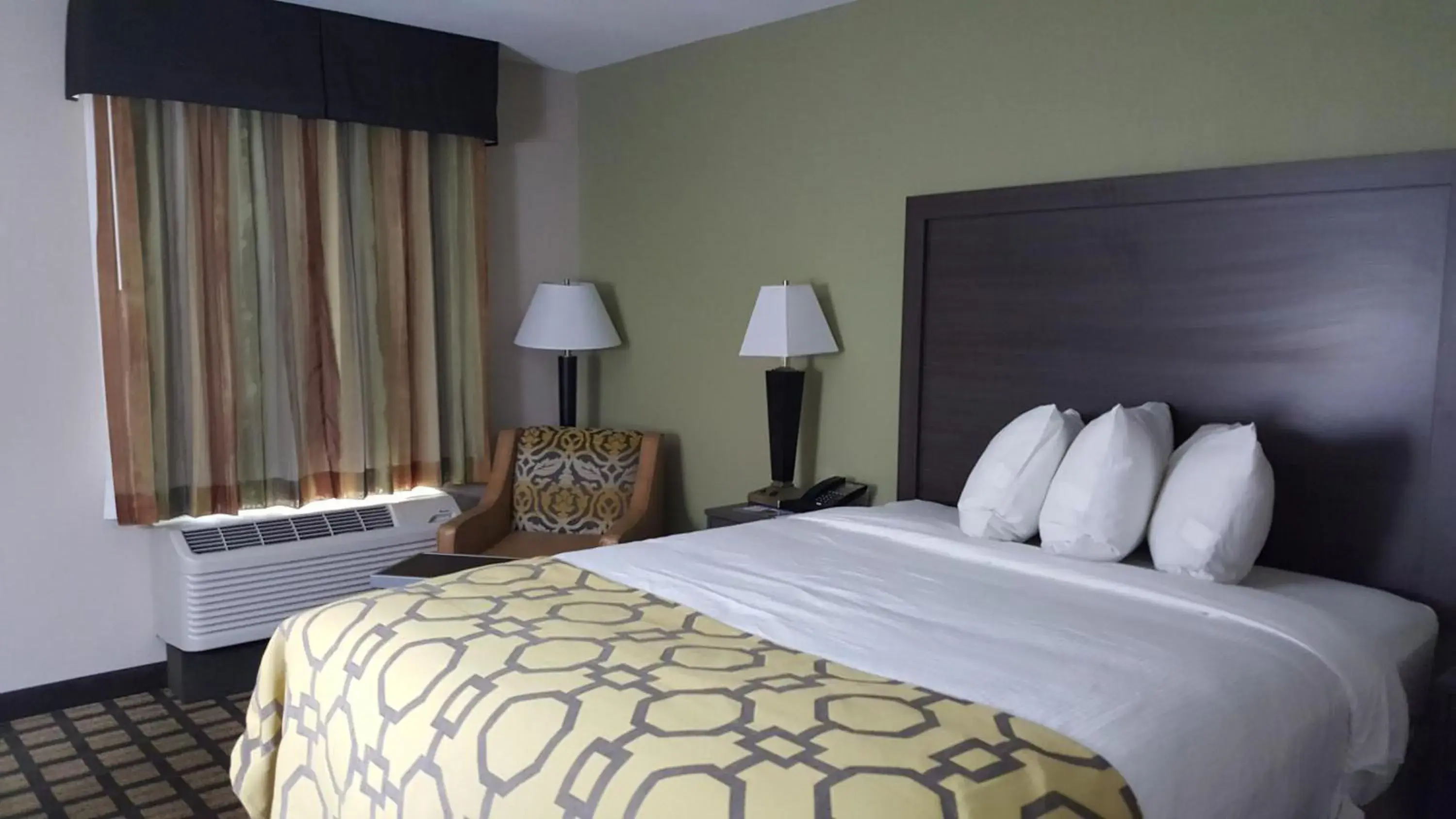 Queen Room with Hearing Impaired Access - Non-Smoking in Baymont by Wyndham Clarksville Queen Room with Hearing Impaired Access - Non-Smoking in Baymont by Wyndham Clarksville