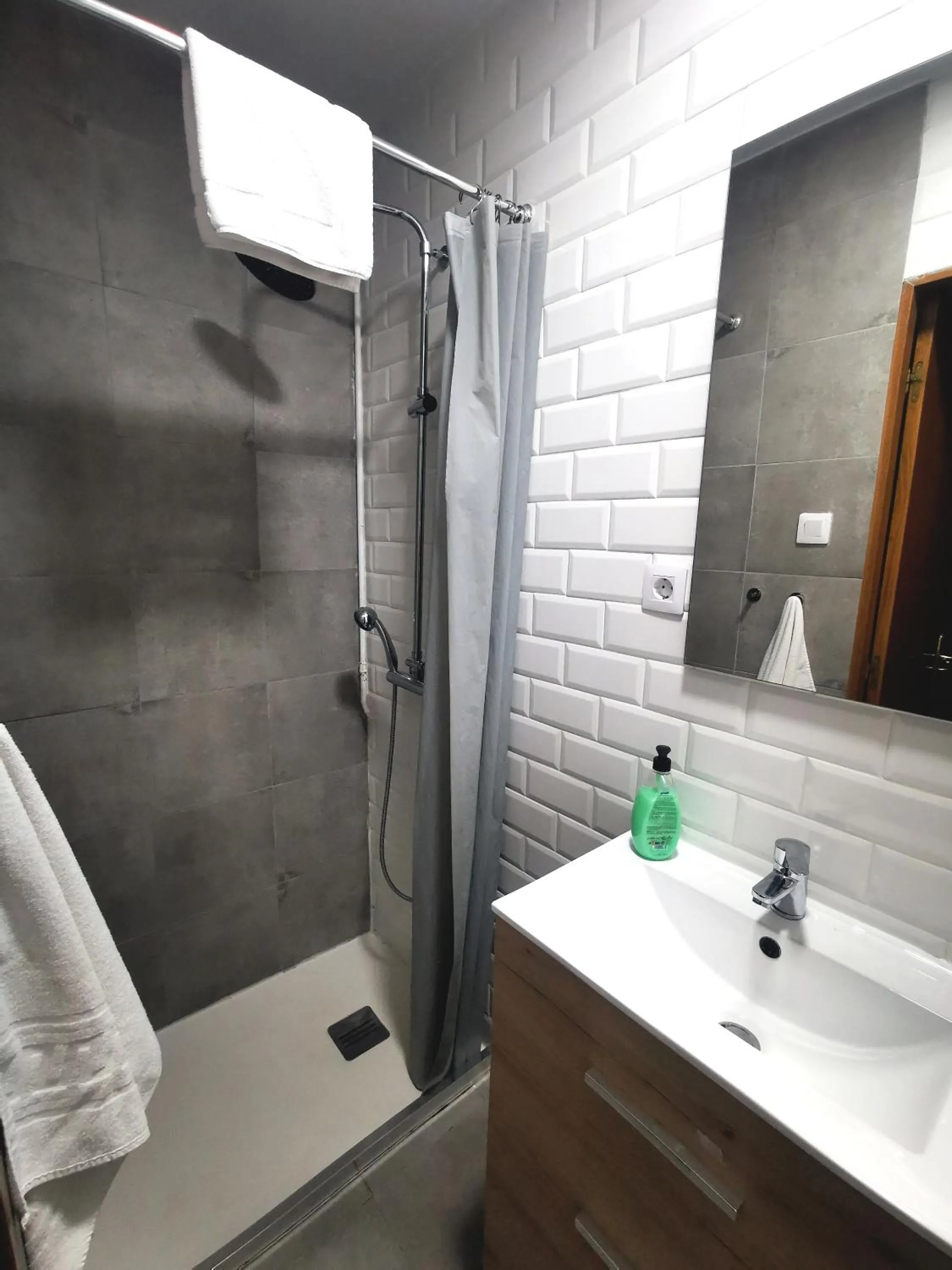 Shower in Green Hostel Oviedo