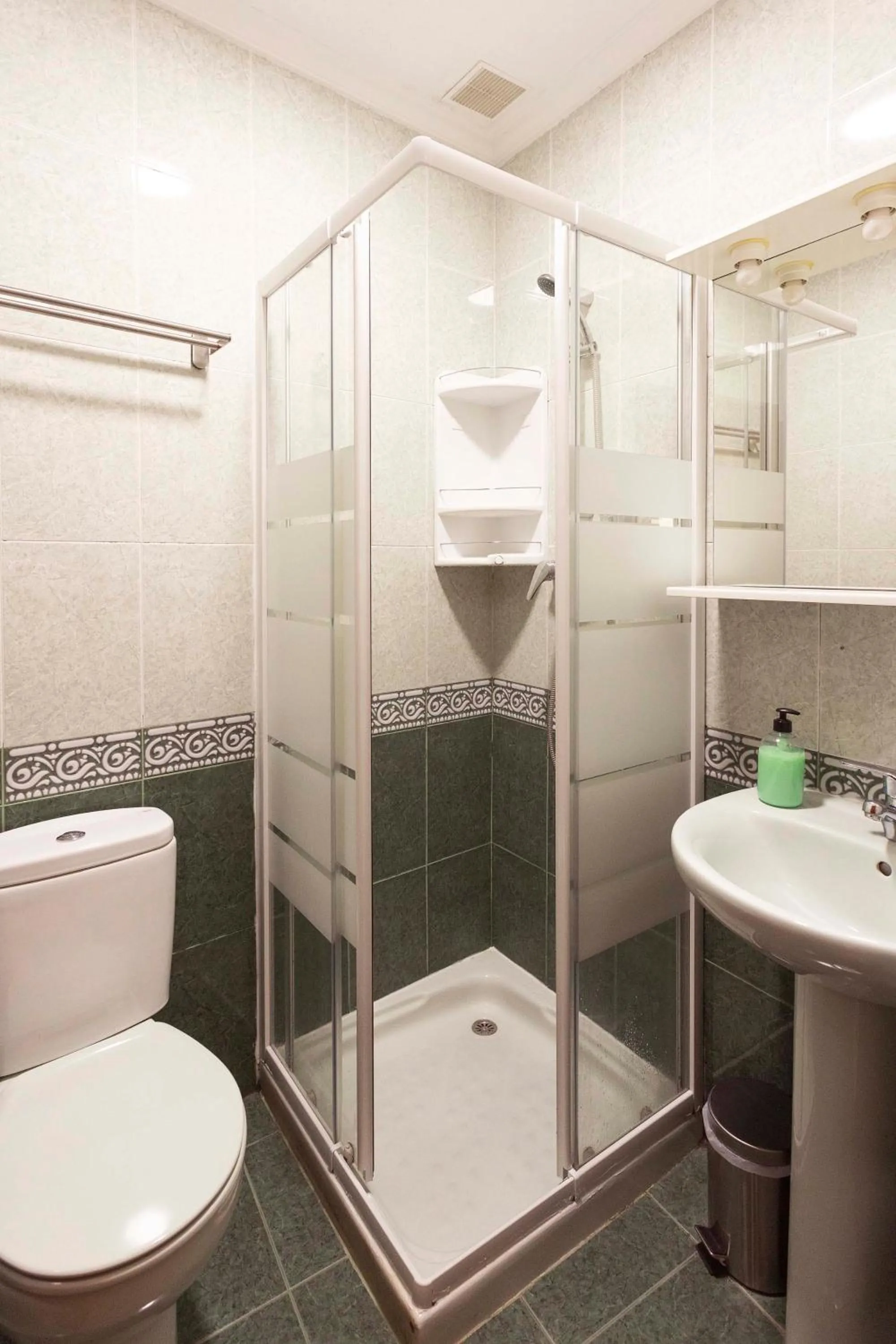 Shower in Green Hostel Oviedo