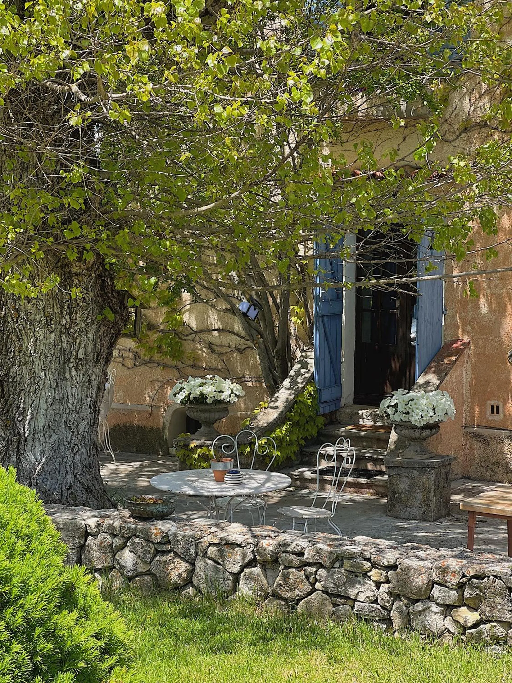 Property building in La Bastide des Pins