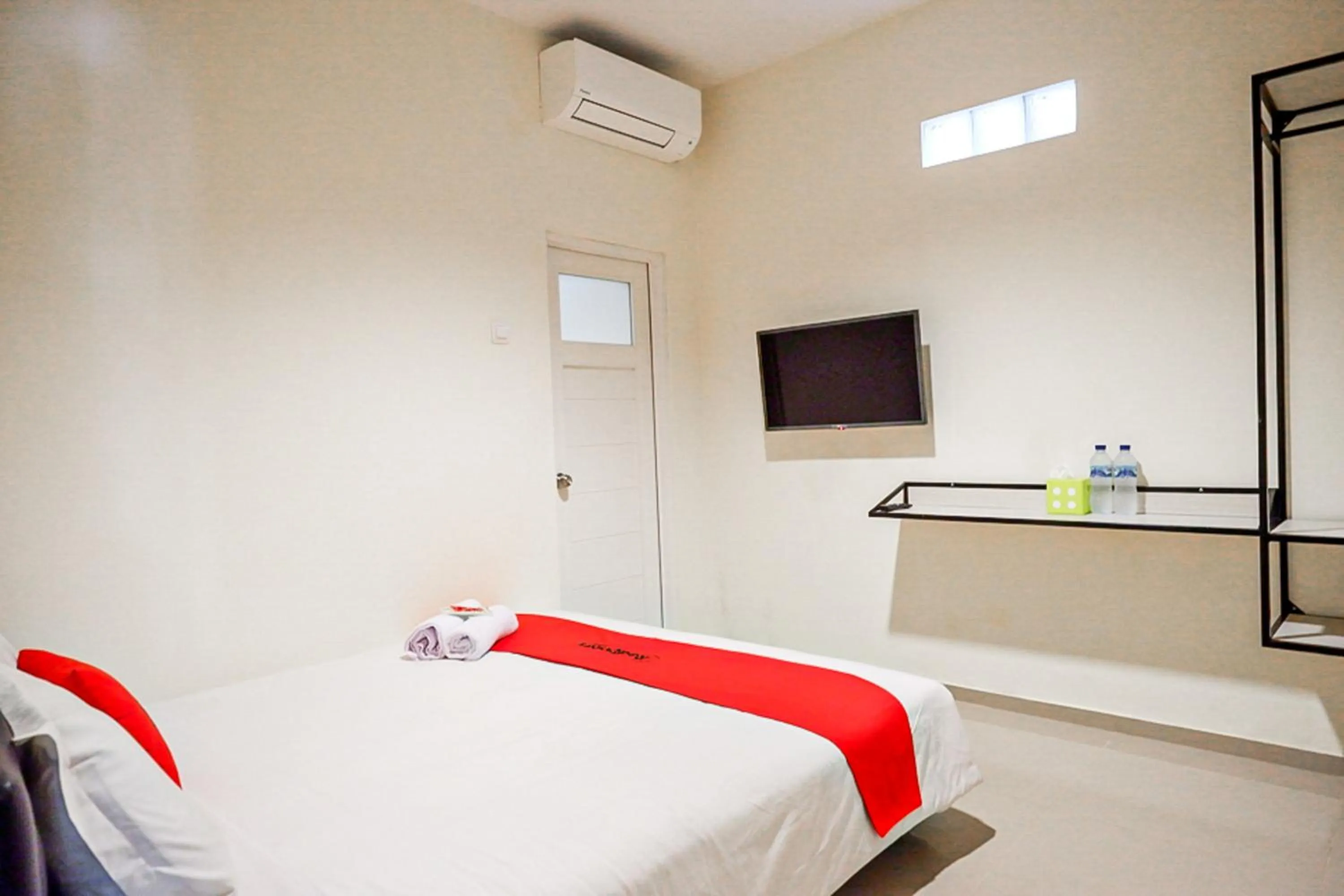 Bedroom, Bed in RedDoorz near Ambarrukmo Plaza Mall