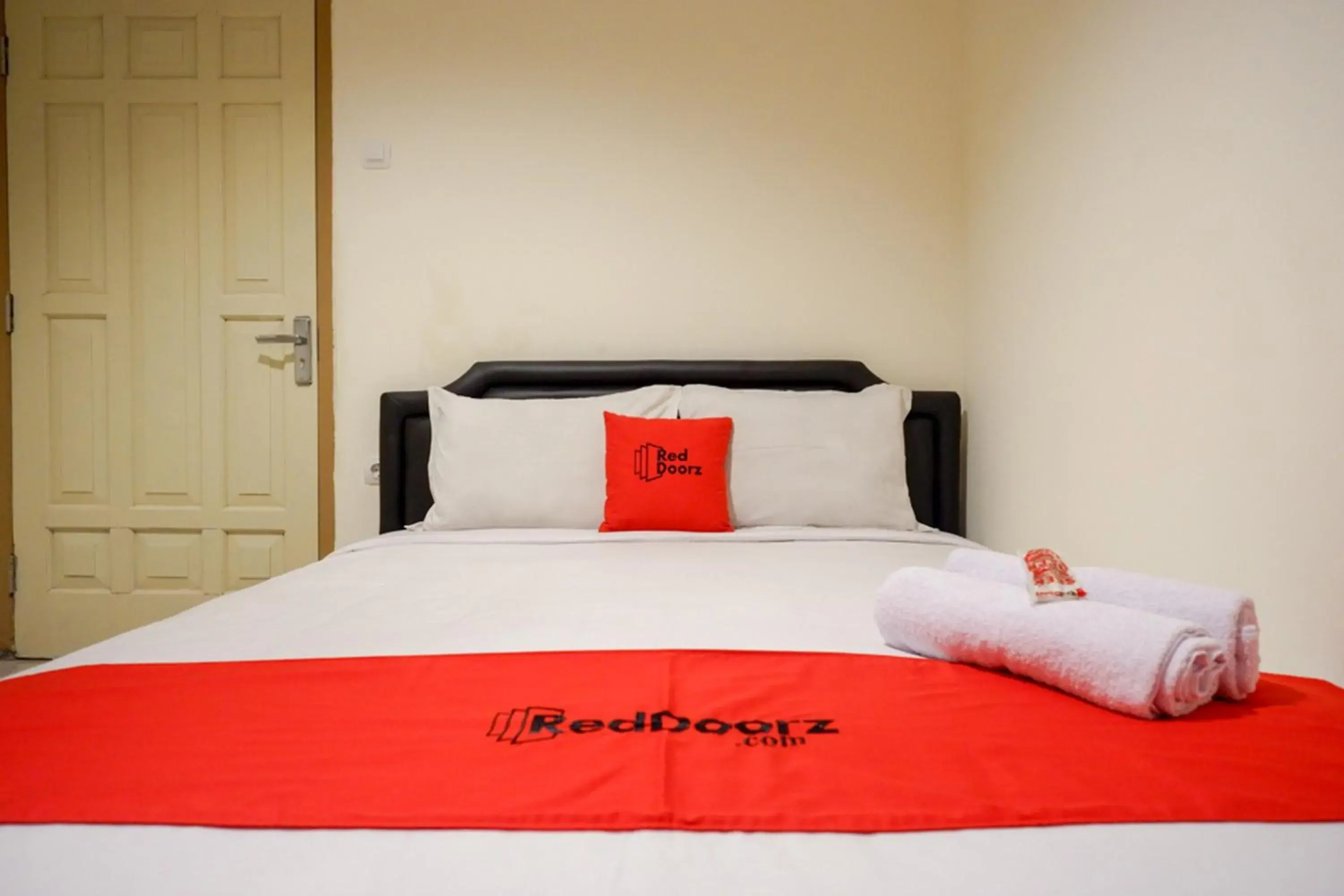 Bedroom, Bed in RedDoorz near Ambarrukmo Plaza Mall Bedroom, Bed in RedDoorz near Ambarrukmo Plaza Mall
