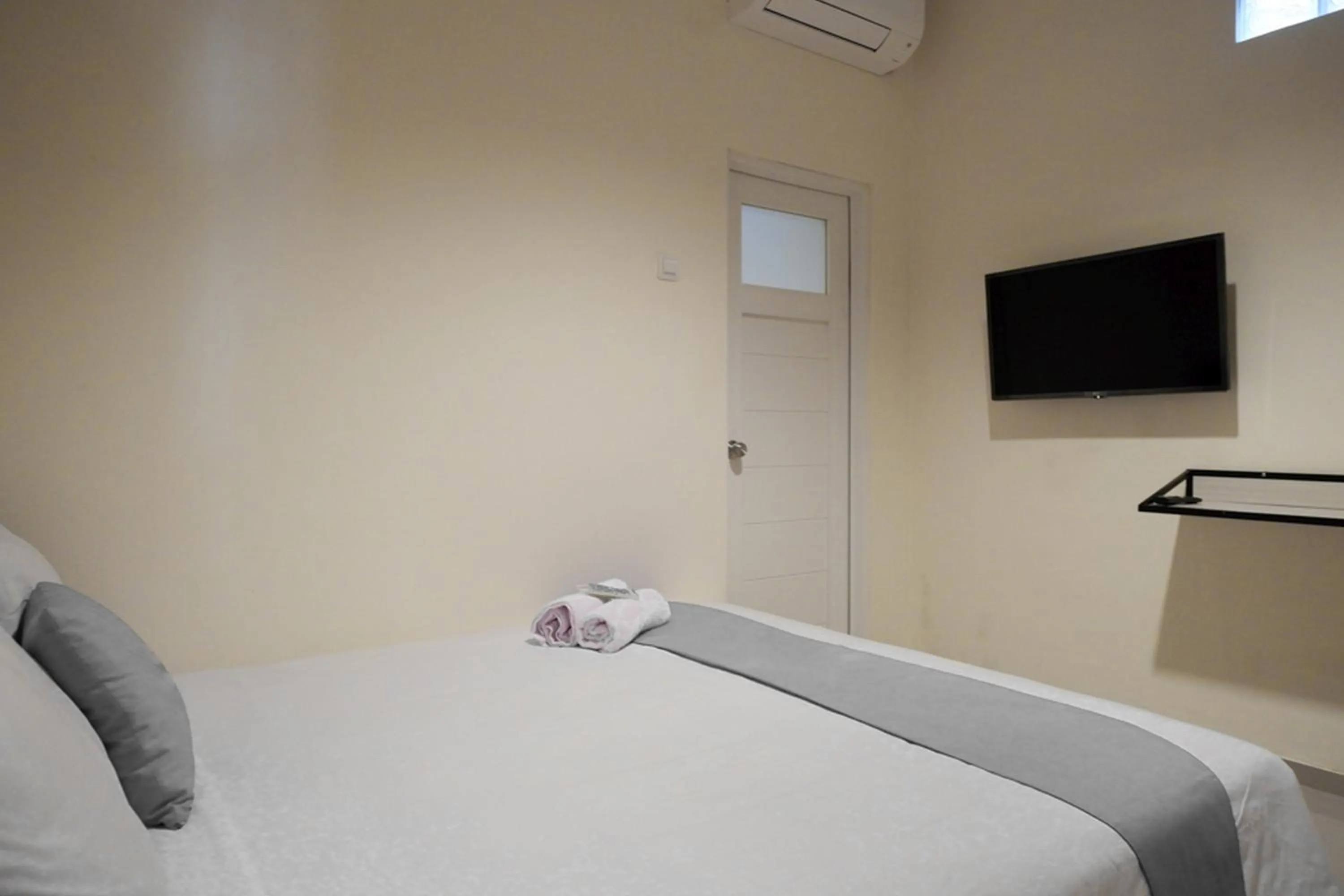 Bedroom, Bed in RedDoorz near Ambarrukmo Plaza Mall