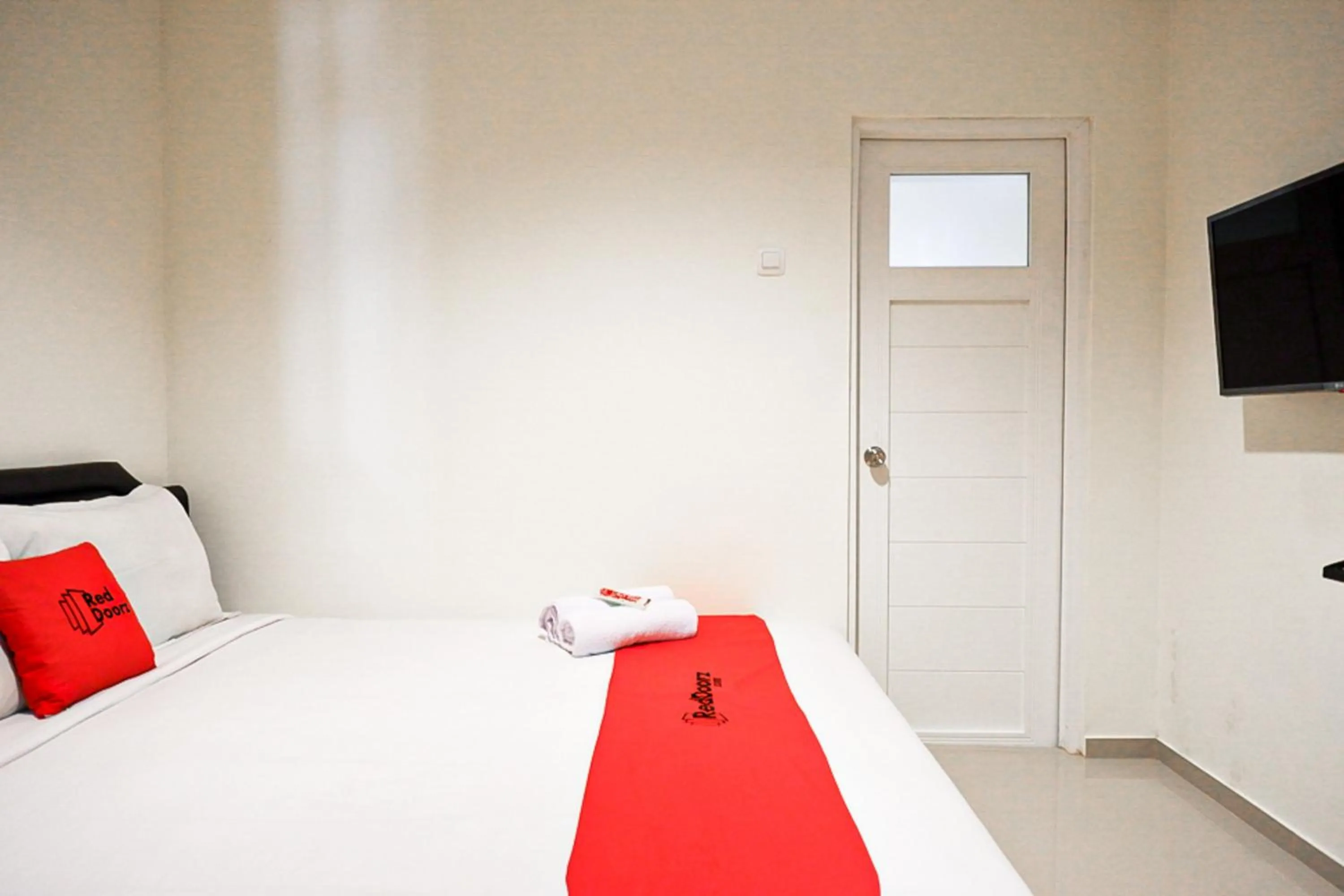 Bedroom, Bed in RedDoorz near Ambarrukmo Plaza Mall