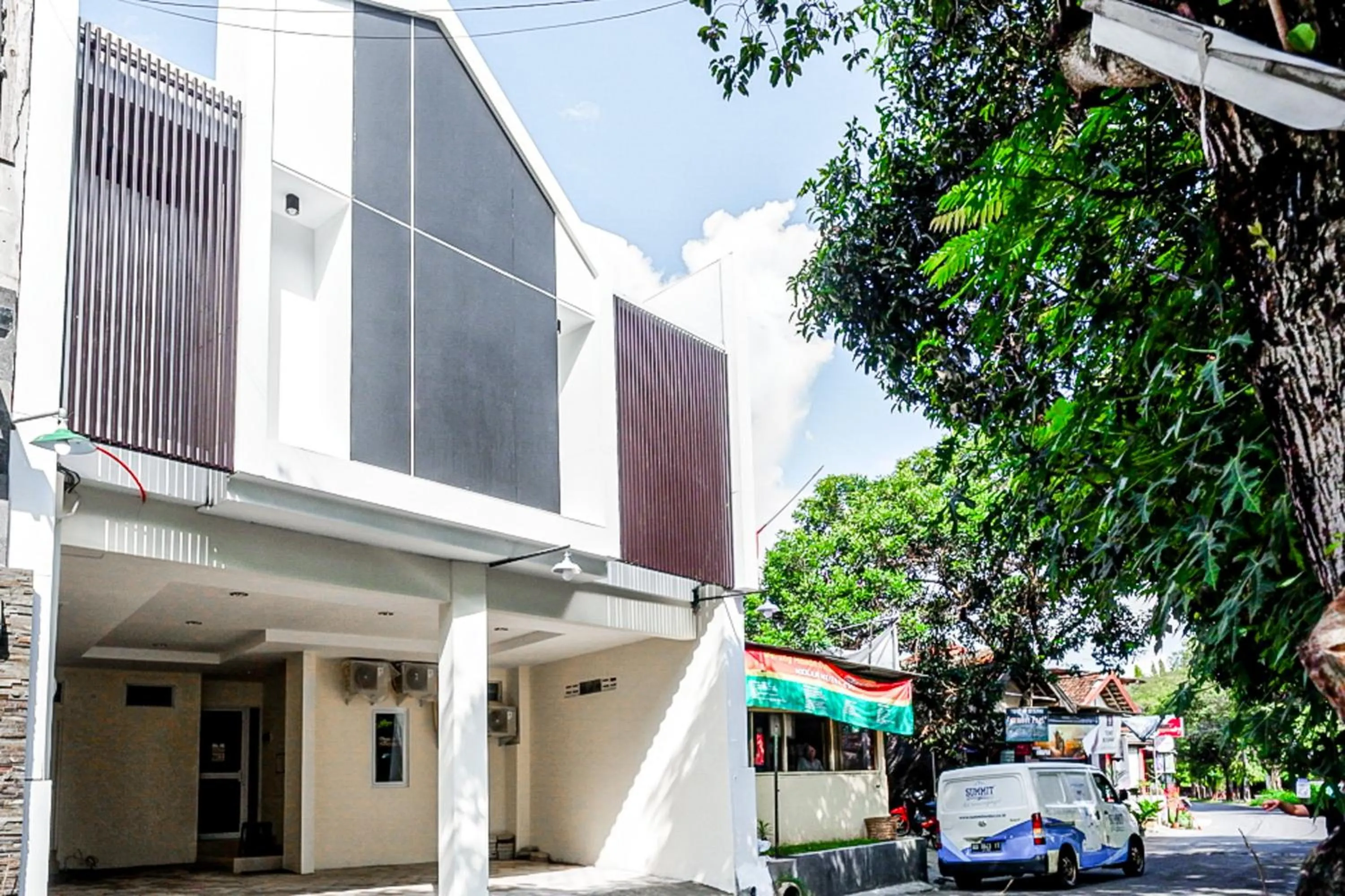 Facade/entrance in RedDoorz near Ambarrukmo Plaza Mall