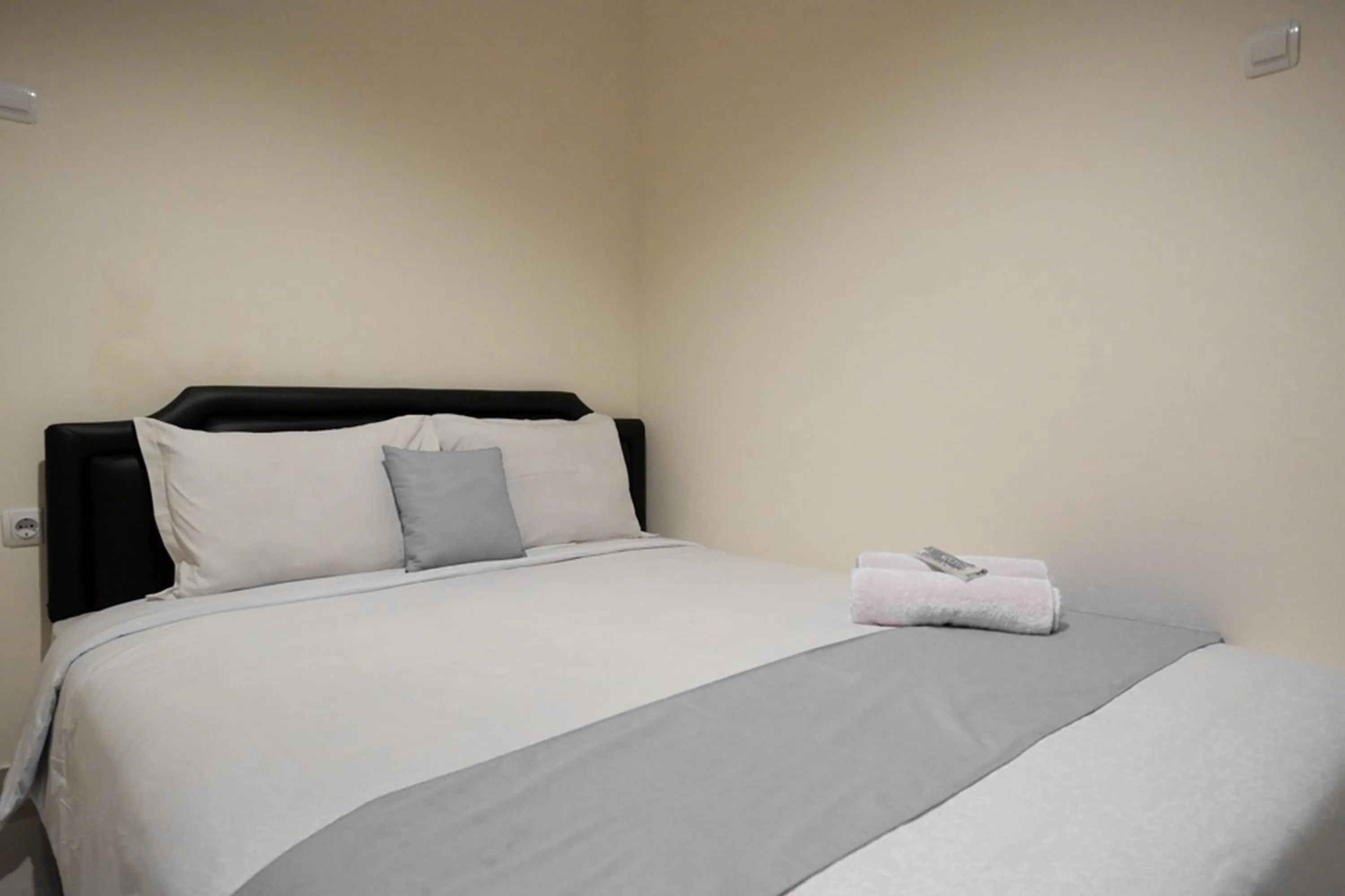 Bedroom, Bed in RedDoorz near Ambarrukmo Plaza Mall