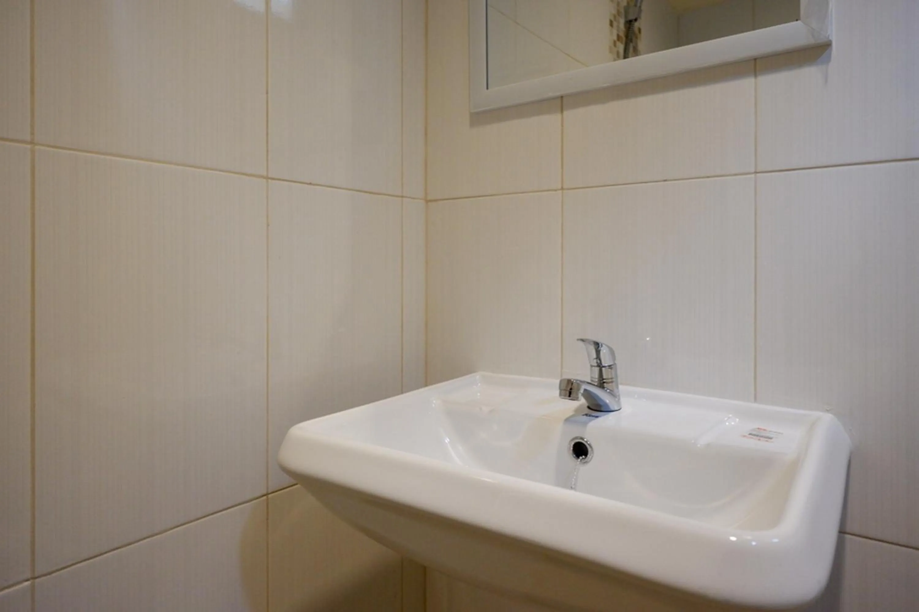 Bathroom in RedDoorz near Ambarrukmo Plaza Mall