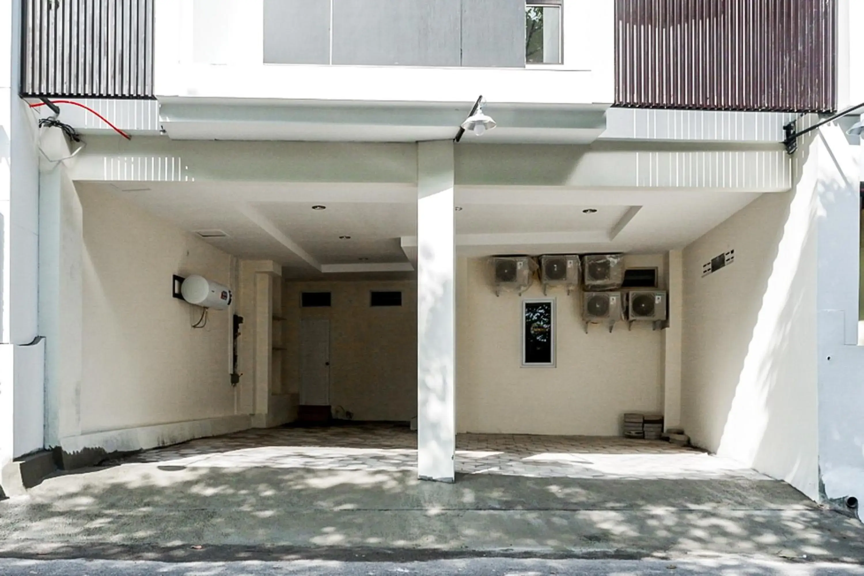 Parking in RedDoorz near Ambarrukmo Plaza Mall Parking in RedDoorz near Ambarrukmo Plaza Mall