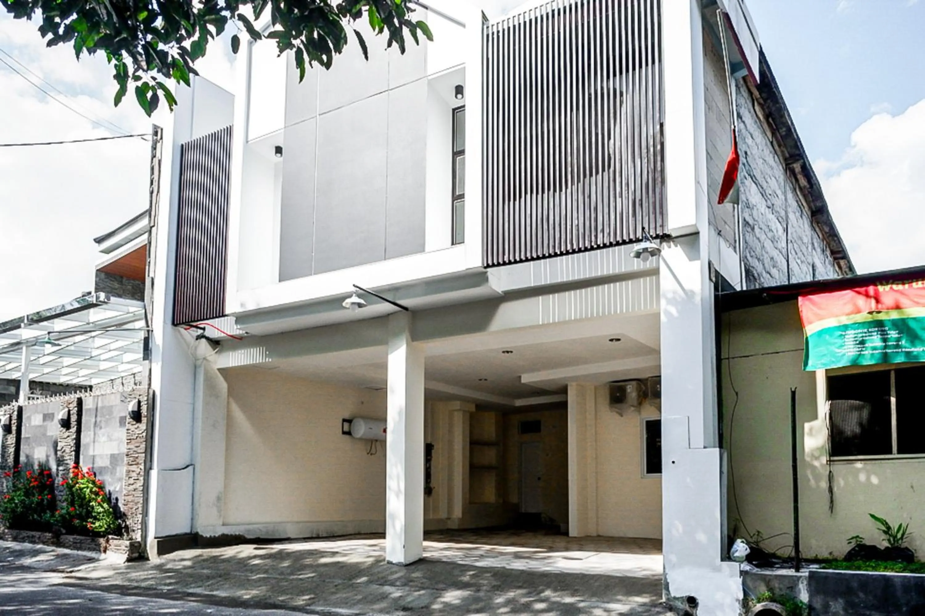 Facade/entrance in RedDoorz near Ambarrukmo Plaza Mall