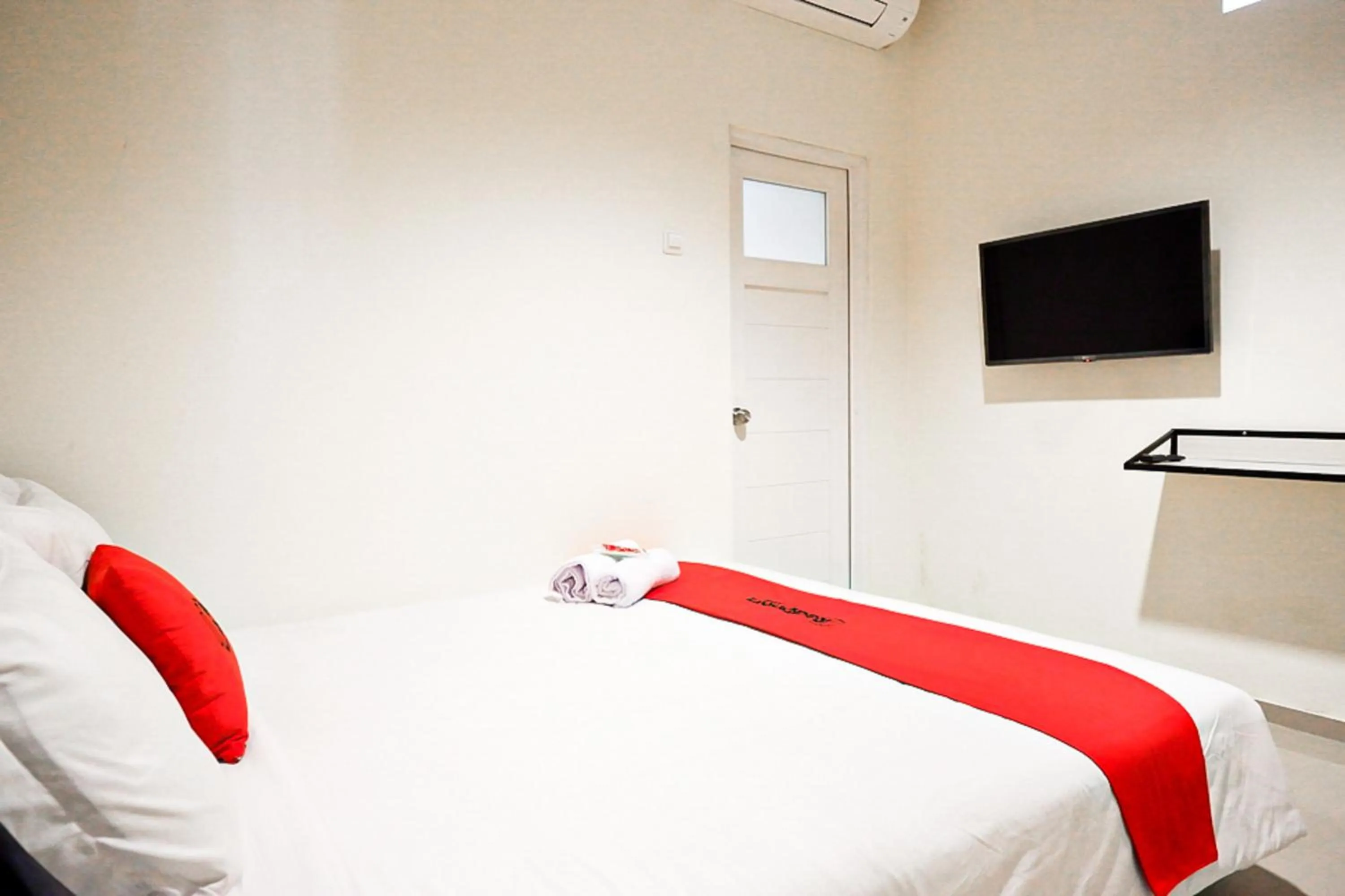 Bedroom, Bed in RedDoorz near Ambarrukmo Plaza Mall