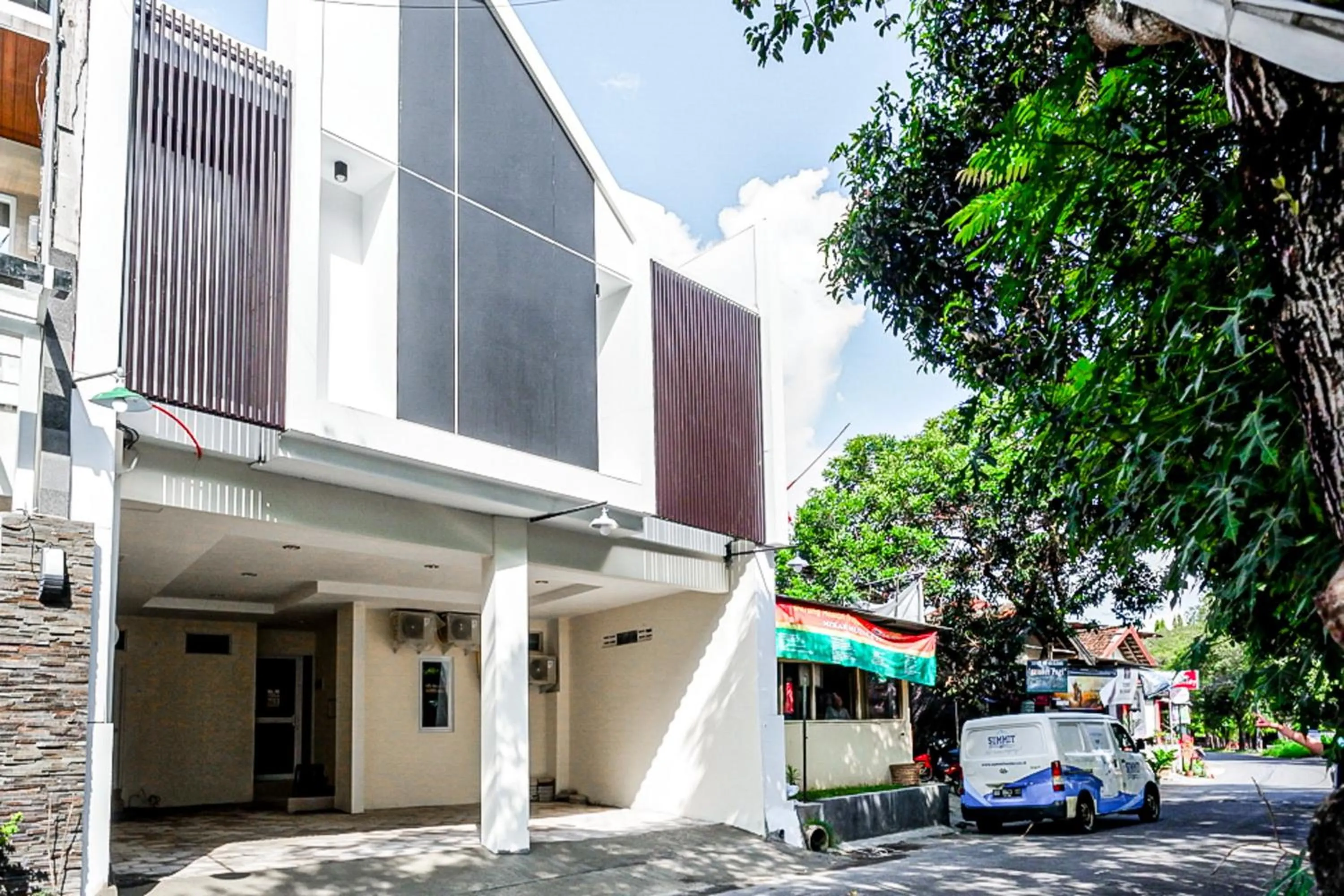 Facade/entrance in RedDoorz near Ambarrukmo Plaza Mall