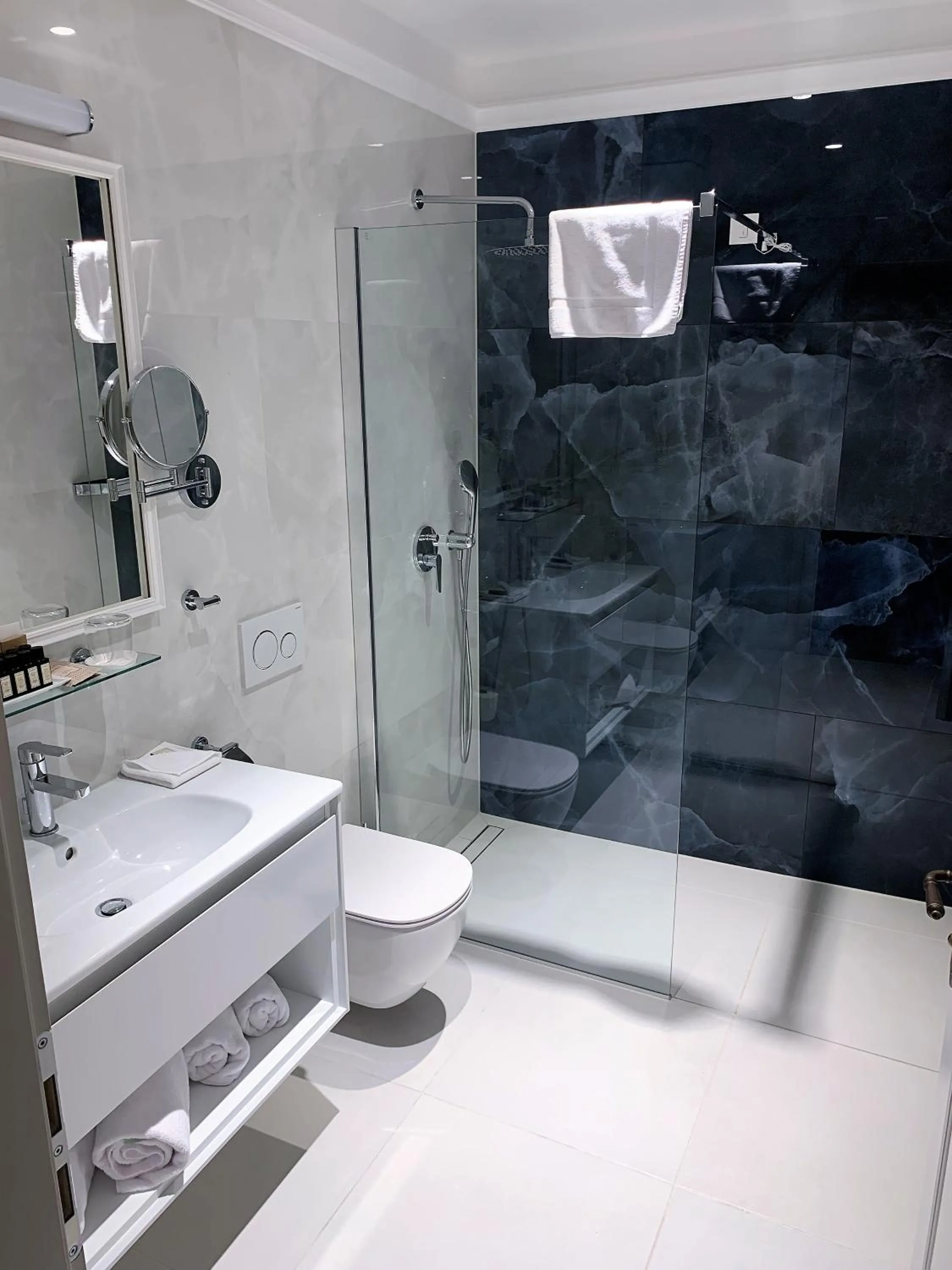 Shower in Heritage hotel Santa Lucia